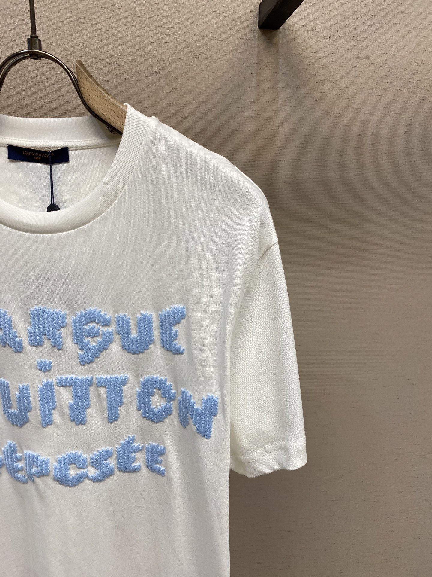 🌟🌟1V，毛线刺绣圆领短袖⚠️原,350购买；特纺紧密棉质面料、毛线刺绣工艺标识、标准版型、罗纹衣领、全