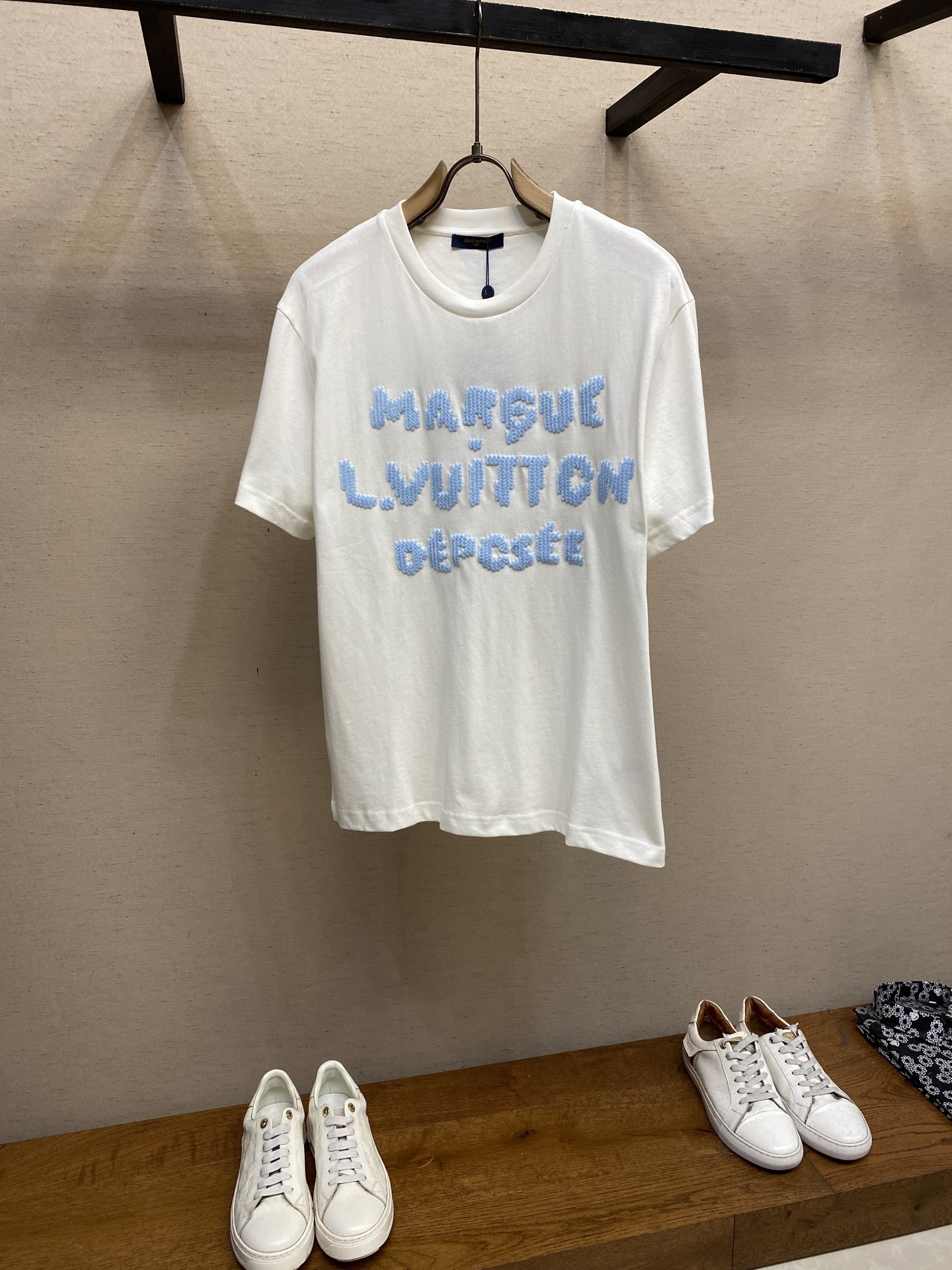 NO:541486,1V, wool embroidery round neck short sleeves Original, 350 purchase; special-split tight cotton fabric, wool embroidery process logo, standard version, rib collar, full set of auxiliary materials equipped # Pure cotton fabric material The main body is made of 12S special-split tight cotton fabric material, 230g; the yarn count is moderate, the weight is light and thin, ensuring the breathability, softness and comfort of daily wear of the T-shirt, avoiding the stuffy feeling brought by heavy fabrics. The neckline is 32S double yarn rib 350g; the higher yarn double yarn structure makes its texture denser, firmer and excellent elasticity, effectively resisting deformation after repeated stretching, and ensuring that the neckline remains firm and stylish for a long time. # Soft wool texture yarn embroidery  The embroidery pattern adopts the embroidery process of imitating knitted texture; special soft yarn with wool texture is used for embroidery. The pattern is then embroidered with dense stitches through precise computer embroidery technology. The wool embroidery process simulates the three-dimensional coil texture of the knitted products, making the pattern present a unique concave and convex and soft touch. It looks like knitting from a distance, but is exquisite embroidered at close range, greatly improving the layering, exquisiteness and recognition of the design. # Standard round neck straight-fitting T-shirts have simple styles, neutral colors and exquisite but not exaggerated details. They can be easily matched with various bottoms from casual pants, jeans to suit pants, and are suitable for wearing jackets or single wear. The overall style reveals a delicate texture in casualness. Size XS-L,, jeans, jackets &  coats, T-shirt,tees,t-shirt,business suit,alexander wang198609091V,毛线刺绣圆领短袖 原,350购买；特纺紧密棉质面料、毛线刺绣工艺标识、标准版型、罗纹衣领、全套辅料配备 # 纯棉质面料材质 主体采用12S特纺紧密棉面料材质,230g；面料纱支数适中,克重轻薄,确保了T恤的透气性、柔软性和日常穿着的舒适度,避免了厚重面料带来的闷热感.领口部位则选用32S双纱罗纹350g；更高纱支的双纱结构使其质地更为密实、坚固且弹性优异,能有效抵抗反复拉伸后的变形,保证领口长期保持挺括有型. # 柔软羊毛质感纱线刺绣 刺绣图案采用仿针织肌理的刺绣工艺；选用特殊的有羊毛质感的松软纱线进行刺绣.对版处理图案再通过精准的电脑绣花技术,将字母以密集的针脚绣于衣物前后.毛线绣工艺模拟了针织品的立体线圈纹理,使图案呈现出独特的凹凸感和柔软的触感.远观似编织,近看是精绣,极大地提升了设计的层次感、精致度与辨识度. # 标准圆领直筒版型 T恤其简约的版型、中性的色系以及精巧但不夸张的细节设计.可以轻松搭配从休闲裤、牛仔裤到西装裤等各种下装,外搭夹克或单穿皆宜.整体风格在休闲随性中透露出精致质感. 尺码XS-L,,jeans,jackets & coats,T-shirt,tees，t-shirt,business suit,alexander wang,Men's clothing