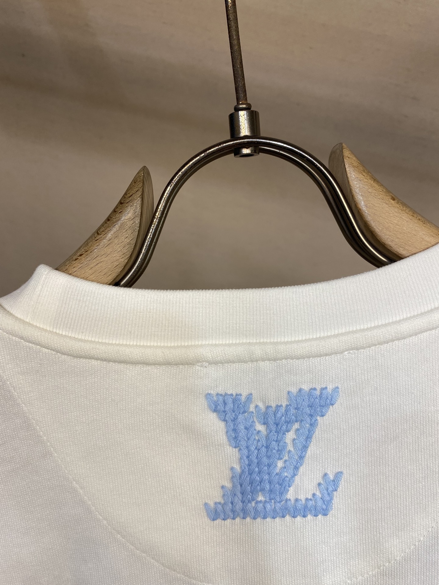 🌟🌟1V，毛线刺绣圆领短袖⚠️原,350购买；特纺紧密棉质面料、毛线刺绣工艺标识、标准版型、罗纹衣领、全