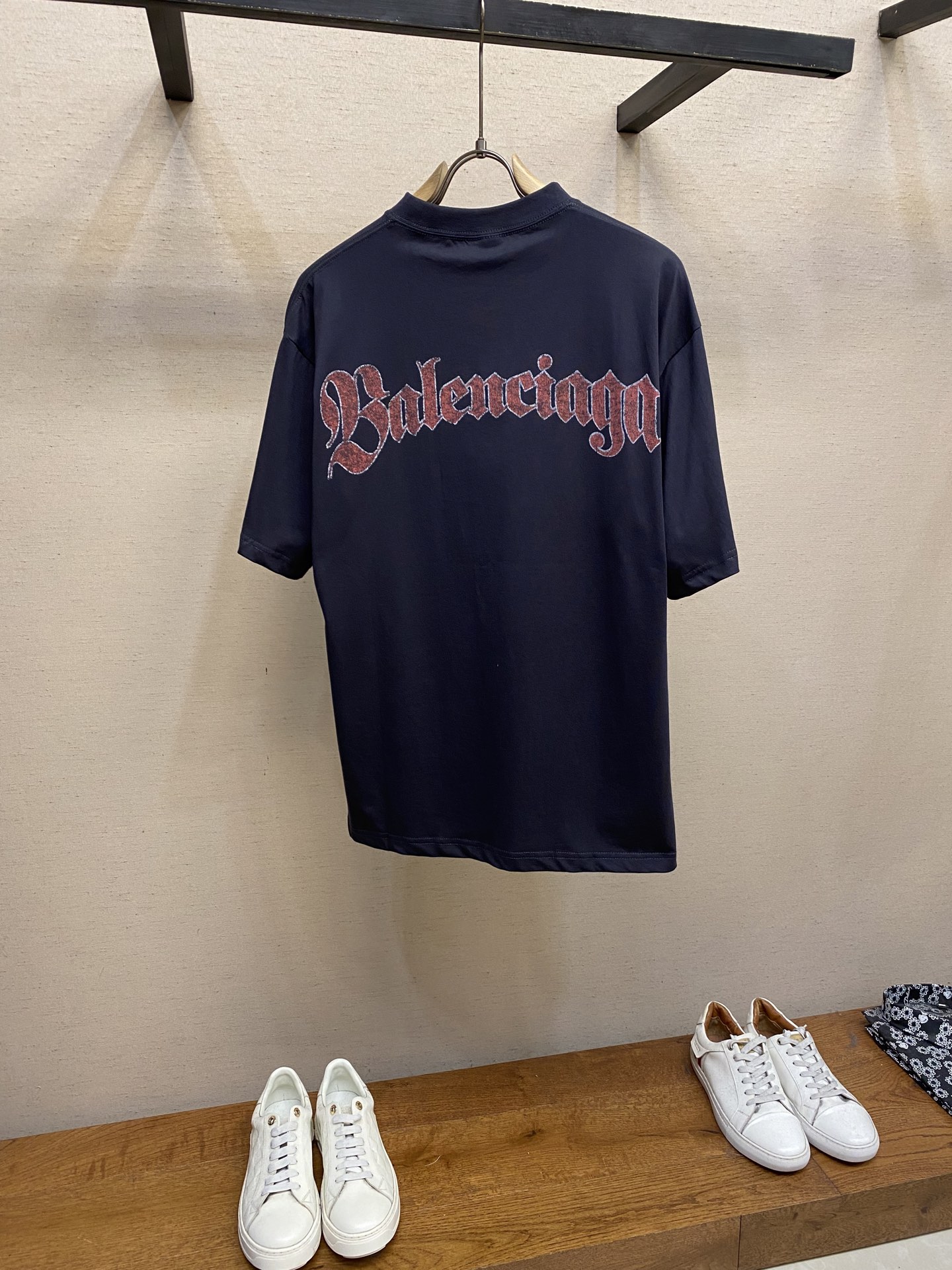 🌟🌟Balenciaga、汇集商标印花圆领短袖⚠️原,500购买；复古平纹面料、中性版型、圆领短袖、艺术