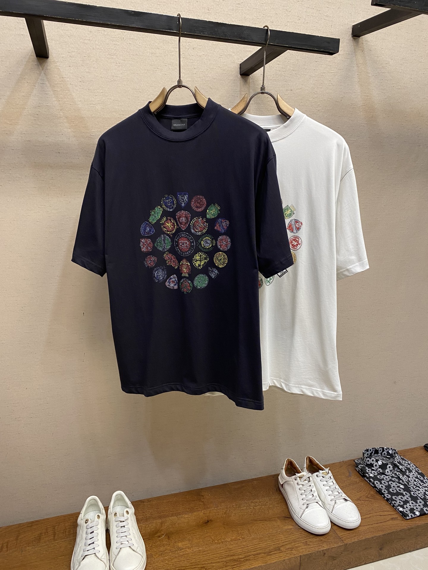 🌟🌟Balenciaga、汇集商标印花圆领短袖⚠️原,500购买；复古平纹面料、中性版型、圆领短袖、艺术