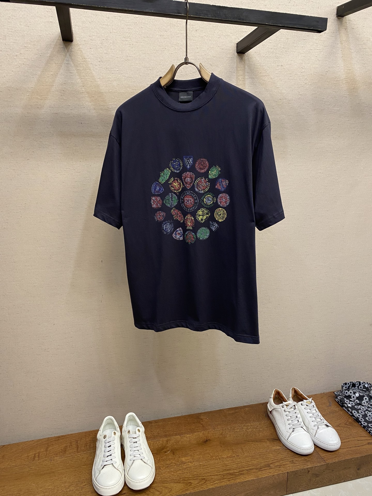 🌟🌟Balenciaga、汇集商标印花圆领短袖⚠️原,500购买；复古平纹面料、中性版型、圆领短袖、艺术