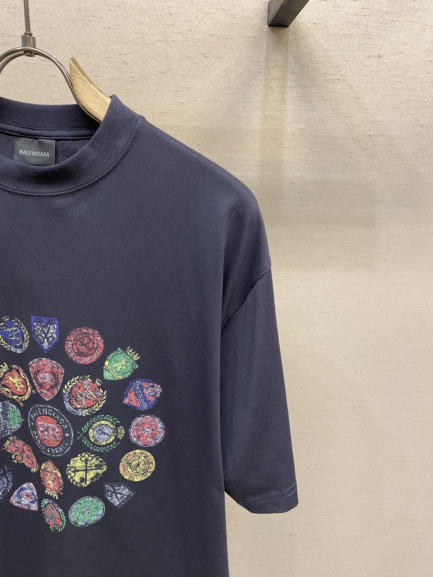 🌟🌟Balenciaga、汇集商标印花圆领短袖⚠️原,500购买；复古平纹面料、中性版型、圆领短袖、艺术