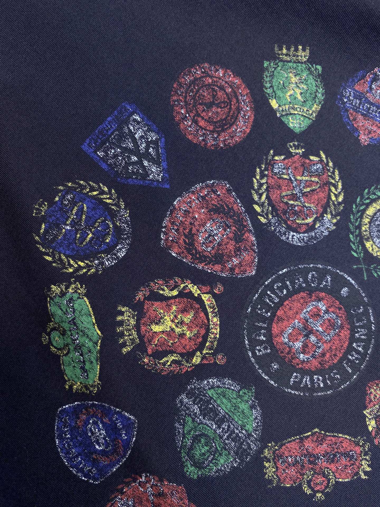 🌟🌟Balenciaga、汇集商标印花圆领短袖⚠️原,500购买；复古平纹面料、中性版型、圆领短袖、艺术