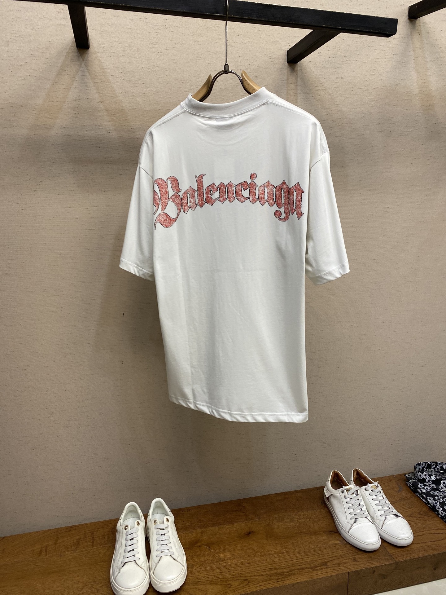 🌟🌟Balenciaga、汇集商标印花圆领短袖⚠️原,500购买；复古平纹面料、中性版型、圆领短袖、艺术