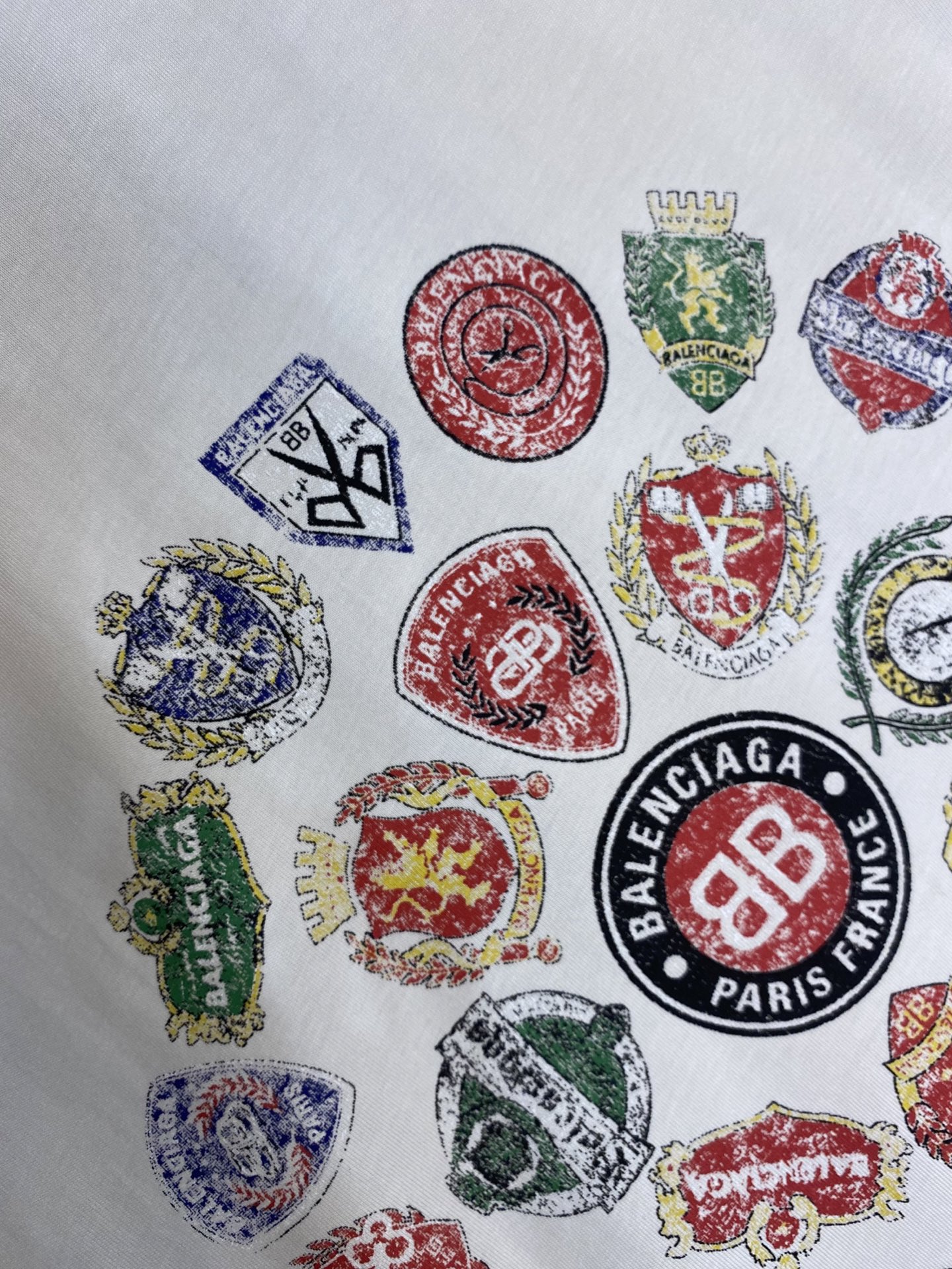 🌟🌟Balenciaga、汇集商标印花圆领短袖⚠️原,500购买；复古平纹面料、中性版型、圆领短袖、艺术