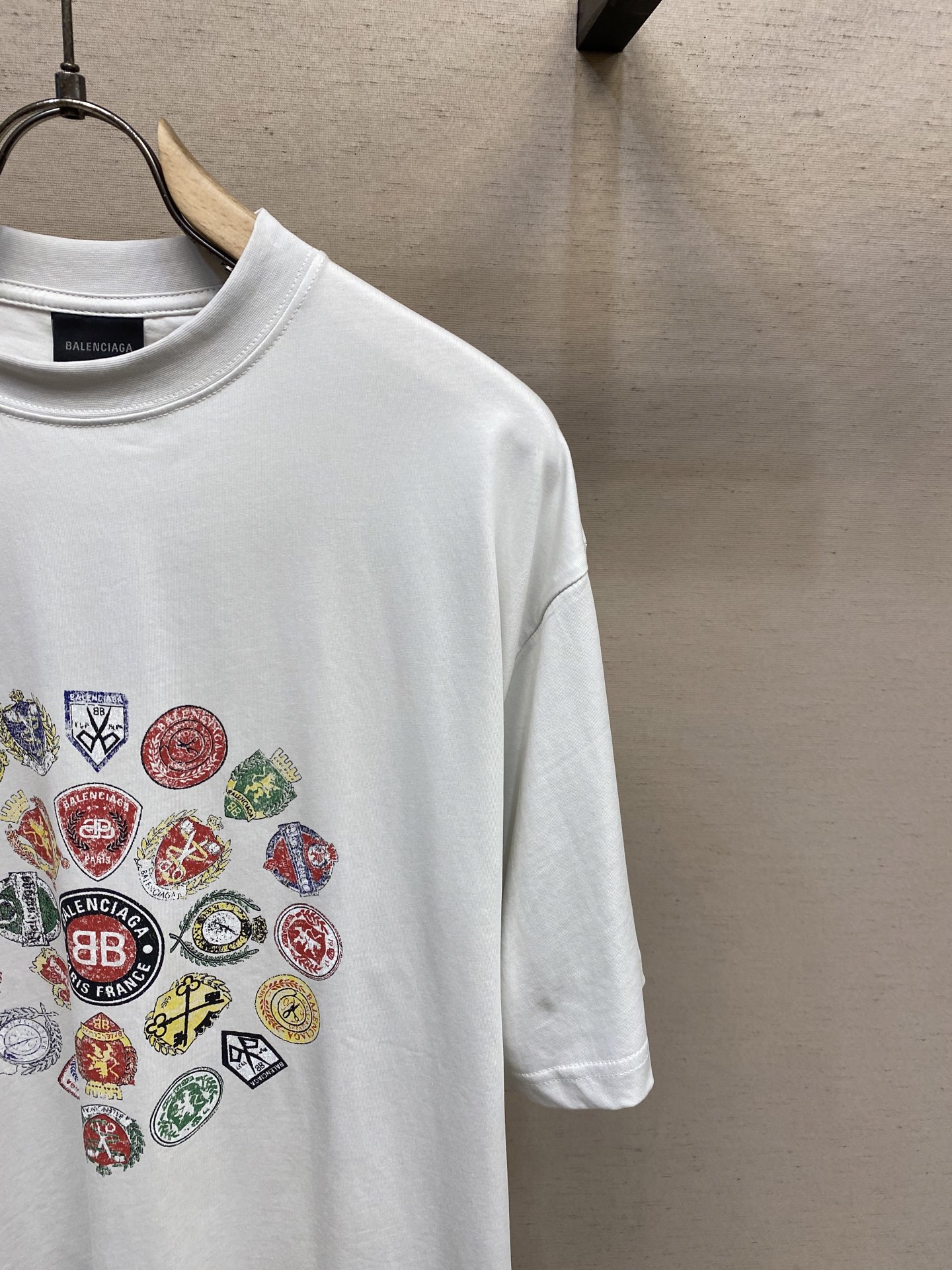 🌟🌟Balenciaga、汇集商标印花圆领短袖⚠️原,500购买；复古平纹面料、中性版型、圆领短袖、艺术