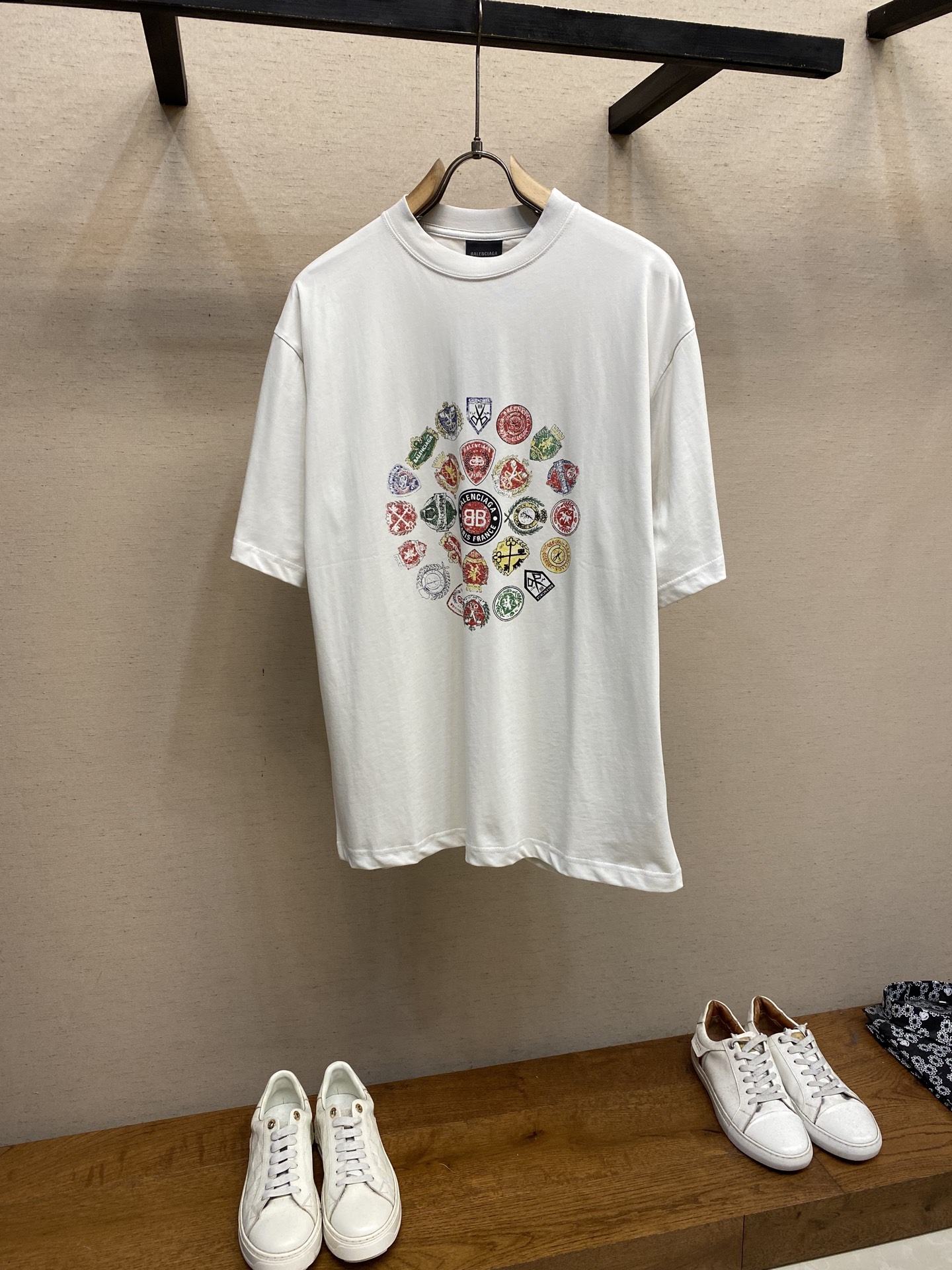 NO:541477,Balenciaga, Collection of trademark printed round neck short sleeves Original, 500 purchase; Retro plain fabric, neutral style, round neck short sleeves, artistic works printed patterns, full set of auxiliary materials equipped # Retro jersey fabric uses 24S double yarn retro jersey fabric, 185g; matched with 32S double yarn 1*1 thread, 270g.24S fabric is a medium thick yarn, suitable for creating thick and crisp fabrics, with a slightly rough texture, which conforms to the 'natural original' effect pursued by retro style. The texture is soft, breathable and elastic, suitable for close-fitting and can create a simple and smooth outline. Through old texture and fading, combined with classic tailoring, the retro feel is reflected in the details of loose silhouette design. # Art works printed patterns  The multi-layer printing of dark flower dots is an advanced printing process that combines fine patterns and three-dimensional layers. Its core lies in the use of high-quality dots to make plates, transparent or light-colored printing paste is overprinted on the fabric substrate with micron-level precision, and each superposition is accurately aligned to form a faint dark texture. The printing pattern does not rely on bright colors, but creates a subtle gradient of light and shadow and tactile layering on the surface of the fabric through the thickness difference of the paste and the refraction of light. The pattern shows delicate changes at different angles, combining visual depth and durability to wash. # High collar oversize loose version  Oversize loose silhouette design, basic round neck collar fall shoulder line, vertical pit strip woven from top to bottom, neckline, cuffs and hem all have zippers, and the sleeves are longer and protruding to the details. The thickness of the ready-to-wear is consistent with the original version, and it is shaped separately, and the upper body is wide and not easily deformed. Size XS-L,,balenciaga,versace,T-shirt,alexander wang19860909Balenciaga、汇集商标印花圆领短袖 原,500购买；复古平纹面料、中性版型、圆领短袖、艺术作品印花图案、全套辅料配备 # 复古平纹针织面料 采用24S双纱复古平纹针织面料,185g；搭配32S双纱1*1 螺纹,270g.24S面料属于中等偏粗的纱线,适合打造厚实、挺括的面料,质感略带粗糙感,符合复古风格追求的“自然原始”效果.质地柔软、透气且有一定弹性,适合贴身穿着,能塑造简约流畅的轮廓.通过做旧纹理、褪色处理,结合经典剪裁体现复古感宽松廓形设计细节. # 艺术作品印花图案 暗花浆网点多层叠加印花是一种融合精细图案与立体层次的先进印花工艺.其核心在于通过高目数网点制版,将透明或浅色印花浆料以微米级精度多次套印于面料基底,每次叠加均精准对位,形成若隐若现的暗花纹理. 印花图案不依赖鲜艳色彩,而是通过浆料堆积的厚薄差异和光线折射,在织物表面营造出微妙的光影渐变与触觉层次感.图案在不同角度下显现细腻变化,兼具视觉深度与持久耐洗性. # 高领oversize宽松版型 oversize宽松廓形设计,基础款圆领领口落肩线,自上而下采用纵向坑条织码,领口、袖口、下摆均有罗口收口,袖长更偏长突出细节感.成衣厚度与原版一致,另做定型处理,上身挺阔不易变形. 尺码XS-L,,balenciaga,versace,T-shirt,alexander wang,Men's clothing