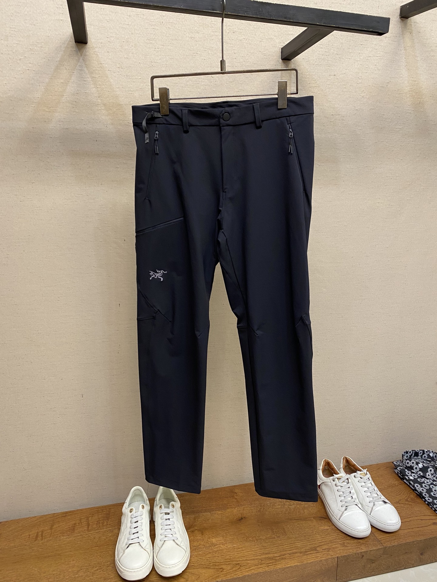 NO:551022,Arctery, men's casual pants The latest top-body style is invincible!  This pants are very versatile, elastic waist, and can be worn for daily work. They are a perfect combination of fashionable and leisure and outdoor sports, so whether you wear them normally or outdoors, they are your best choice. Extreme comfort and quick sweating are the most popular key points, improving the comfort of wearing and suitable for aerobics and trail running conditions. This style is a running casual pants with an extremely wide range of applications, allowing you to naturally maintain a love for sports in summer, or you can wear them in casual life. Size L-5xl,,alexander wang19860909Arctery、男士休闲裤 最新款上身版型无敌正！ 绝对可以闭眼收的一款 此款裤子非常百搭,弹力腰围,日常上班 户外运动都可以穿着,是时尚休闲与户外运动的完美结合,所以无论您平时穿或者户外穿都是您的最佳选择. 极致舒适和快速排汗是备受青睐的重点,提升穿着舒适度,适合有氧运动和越野跑条件下穿着,此款是一件适用范围极其广泛的跑步休闲裤,让你在夏天自然可以保持对运动热爱,也可以在休闲生活中穿着 尺码L-5xl,,alexander wang,Men's clothing