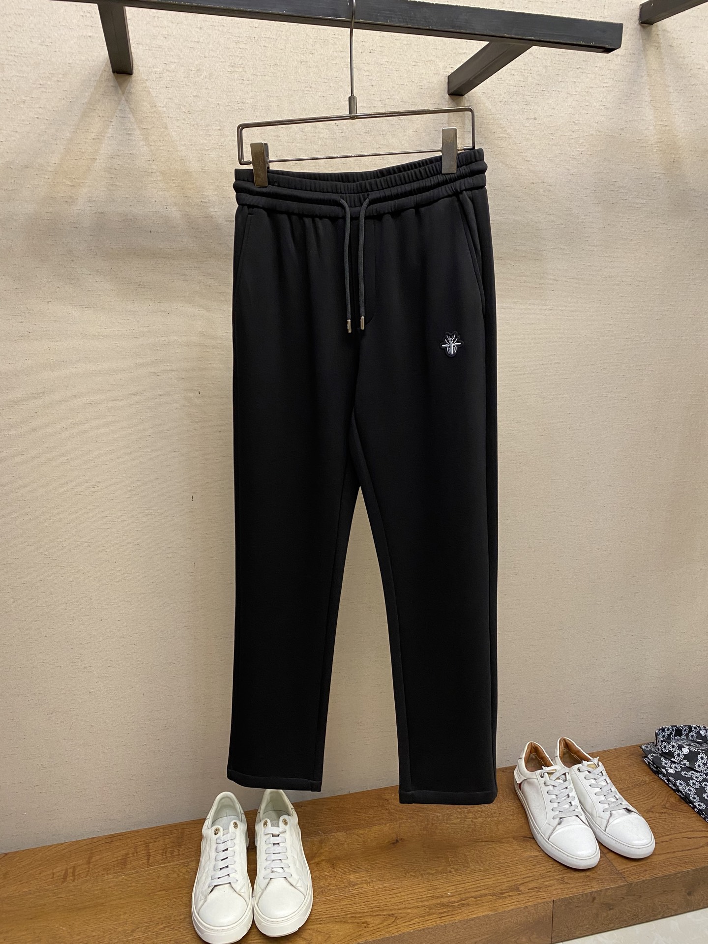 NO:551024,Dior, men's casual pants, the latest top-body style is invincible!  This pants are very versatile, elastic waist, and can be worn for daily work. They are the perfect combination of fashionable and leisure and outdoor sports, so whether you wear them normally or outdoors, they are your best choice. Extreme comfort and quick sweating are the most popular key points, improving the comfort of wearing and suitable for aerobics and trail running conditions. This style is a jogging casual pants with an extremely wide range of applications, allowing you to naturally maintain a love for sports in summer, or you can wear them in casual life. Size S-4xl, dior, alexander wang19860909Dior,男士休闲裤 最新款上身版型无敌正！ 绝对可以闭眼收的一款 此款裤子非常百搭,弹力腰围,日常上班 户外运动都可以穿着,是时尚休闲与户外运动的完美结合,所以无论您平时穿或者户外穿都是您的最佳选择. 极致舒适和快速排汗是备受青睐的重点,提升穿着舒适度,适合有氧运动和越野跑条件下穿着,此款是一件适用范围极其广泛的跑步休闲裤,让你在夏天自然可以保持对运动热爱,也可以在休闲生活中穿着 尺码S-4xl,,dior,alexander wang,Men's clothing