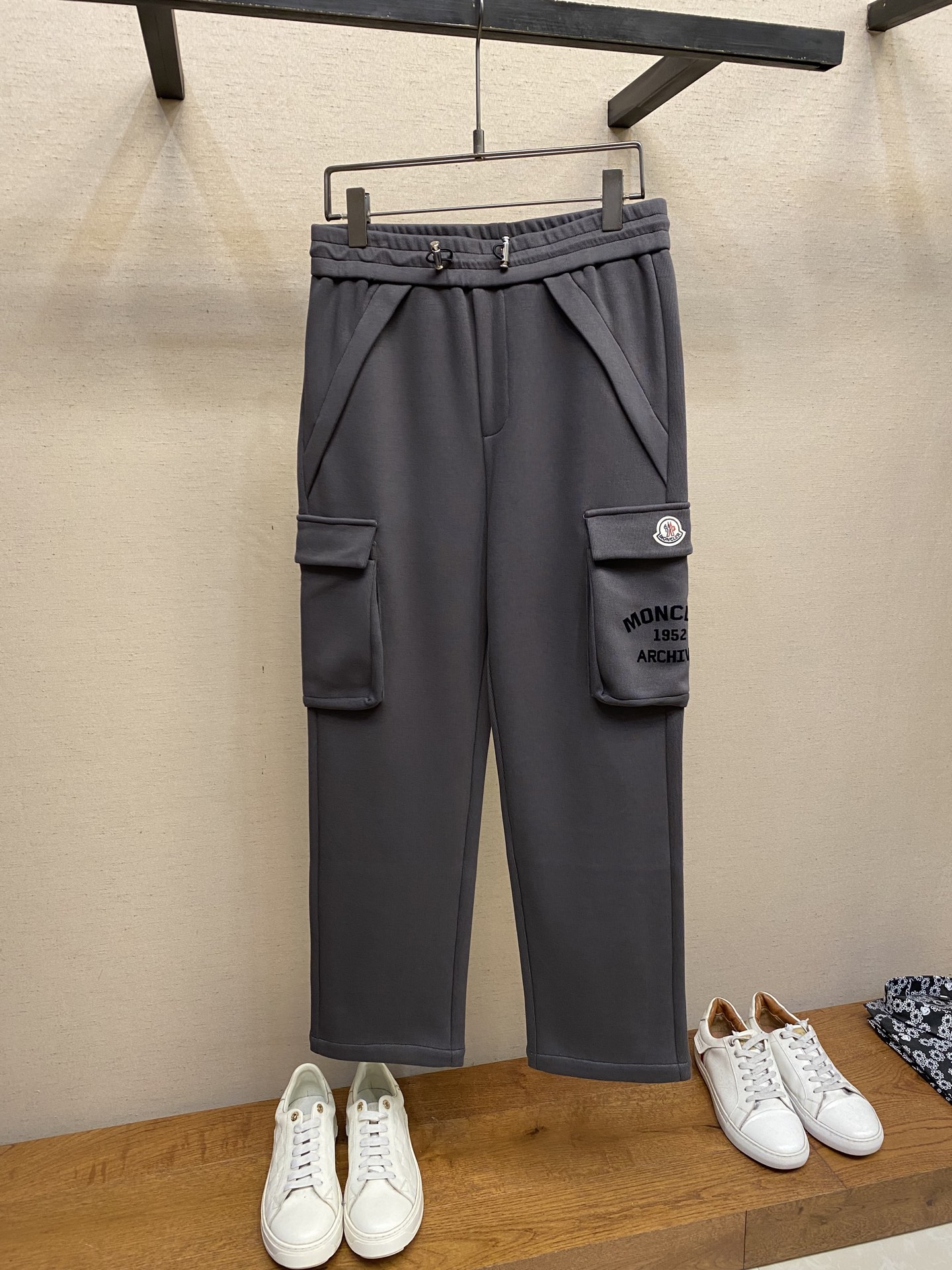 NO:551026,Moncler, men's casual pants, the latest top-body style is invincible!  This pants are very versatile, elastic waist, and can be worn for daily work. They are a perfect combination of fashionable and casual and outdoor sports, so whether you wear them normally or outdoors, they are your best choice. Extreme comfort and quick sweating are the most popular key points, improving the comfort of wearing and suitable for aerobics and trail running conditions. This style is a running casual pants with an extremely wide range of applications, allowing you to naturally maintain a love for sports in summer, or you can wear them in casual life. Size S-4xl,,alexander wang19860909Moncler、男士休闲裤 最新款上身版型无敌正！ 绝对可以闭眼收的一款 此款裤子非常百搭,弹力腰围,日常上班 户外运动都可以穿着,是时尚休闲与户外运动的完美结合,所以无论您平时穿或者户外穿都是您的最佳选择. 极致舒适和快速排汗是备受青睐的重点,提升穿着舒适度,适合有氧运动和越野跑条件下穿着,此款是一件适用范围极其广泛的跑步休闲裤,让你在夏天自然可以保持对运动热爱,也可以在休闲生活中穿着 尺码S-4xl,,alexander wang,Men's clothing