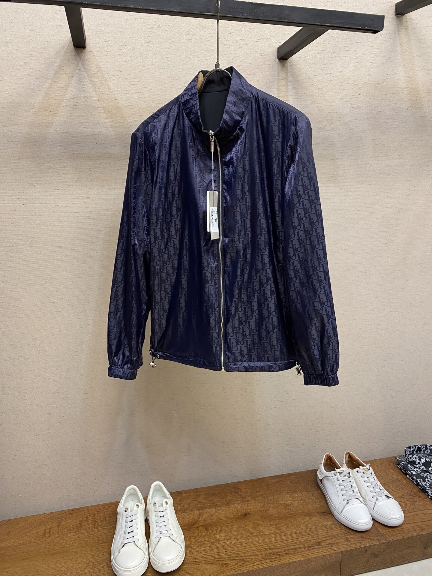 NO:551016,Dior, 2025 new men's casual custom double-sided jacket. Wearing a simple and capable casual jacket, you will instantly return to fashionable and domineering, and be full of vitality. The most popular zipper design before history, all the fabrics need to be customized, full of luxury. The slim tailoring reflects our perfect body shape and can be easily controlled regardless of weight. Super versatile style, no matter how big it is, suitable for wearing different age groups. High street wear style, spring and summer matching tools. Size M-3xl,,dior, jackets & coats, jackets & coats, alexander wang19860909Dior,2025新款男士休闲定制双面夹克外套.穿上简约干练的休闲外套,瞬间重回时髦霸气,又是活力满满的状态.史前最流行的拉链设计,面料全部需要定制,奢华感十足.修身的剪裁体现出我们完美的体型无论胖瘦都可以轻松驾驭.超百搭款式,不挑身材的款,适合不同年龄段穿着.高街实穿款,春夏搭配利器 尺码M-3xl,,dior,jackets & coats,jackets & coats,alexander wang,Men's clothing