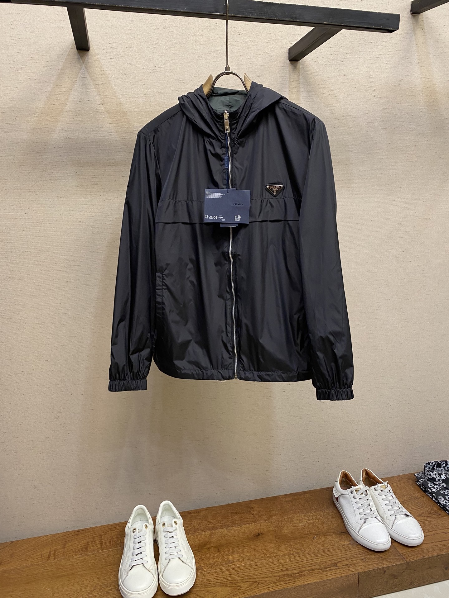 NO:551018,Prada, 2025 new men's casual custom double-sided jacket. Wearing a simple and capable casual jacket, you will instantly return to fashionable and domineering, and be full of vitality. The most popular zipper design before history, all the fabrics need to be customized, full of luxury. The slim tailoring reflects our perfect body shape and can be easily controlled regardless of weight. Super versatile style, no matter how big it is, suitable for wearing different age groups. High street wear style, spring and summer matching tools. Size M-3xl,,prada, jackets & coats, jackets & coats, alexander wang19860909Prada、2025新款男士休闲定制双面夹克外套.穿上简约干练的休闲外套,瞬间重回时髦霸气,又是活力满满的状态.史前最流行的拉链设计,面料全部需要定制,奢华感十足.修身的剪裁体现出我们完美的体型无论胖瘦都可以轻松驾驭.超百搭款式,不挑身材的款,适合不同年龄段穿着.高街实穿款,春夏搭配利器 尺码M-3xl,,prada,jackets & coats,jackets & coats,alexander wang,Men's clothing