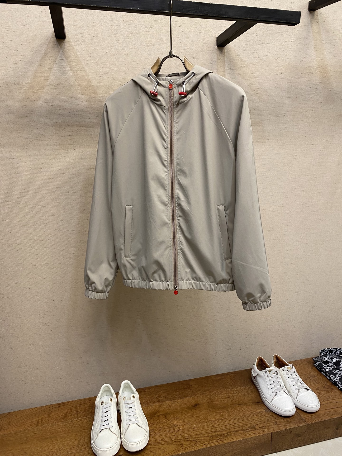 NO:551020,Kiton, 2025 new men's casual custom jacket. Wearing a simple and capable casual jacket, instantly returns to fashionable and domineering, and is full of vitality. The most popular zipper design before history, all the fabrics need to be customized, full of luxury. The slim tailoring reflects our perfect body shape and can be easily controlled regardless of weight. Super versatile style, no matter how big it is, suitable for wearing different age groups. High street wear style, spring and summer matching tools. Size M-3xl,, jackets & coats, jackets & coats, alexander wang19860909Kiton,2025新款男士休闲定制夹克外套.穿上简约干练的休闲外套,瞬间重回时髦霸气,又是活力满满的状态.史前最流行的拉链设计,面料全部需要定制,奢华感十足.修身的剪裁体现出我们完美的体型无论胖瘦都可以轻松驾驭.超百搭款式,不挑身材的款,适合不同年龄段穿着.高街实穿款,春夏搭配利器 尺码M-3xl,,jackets & coats,jackets & coats,alexander wang,Men's clothing