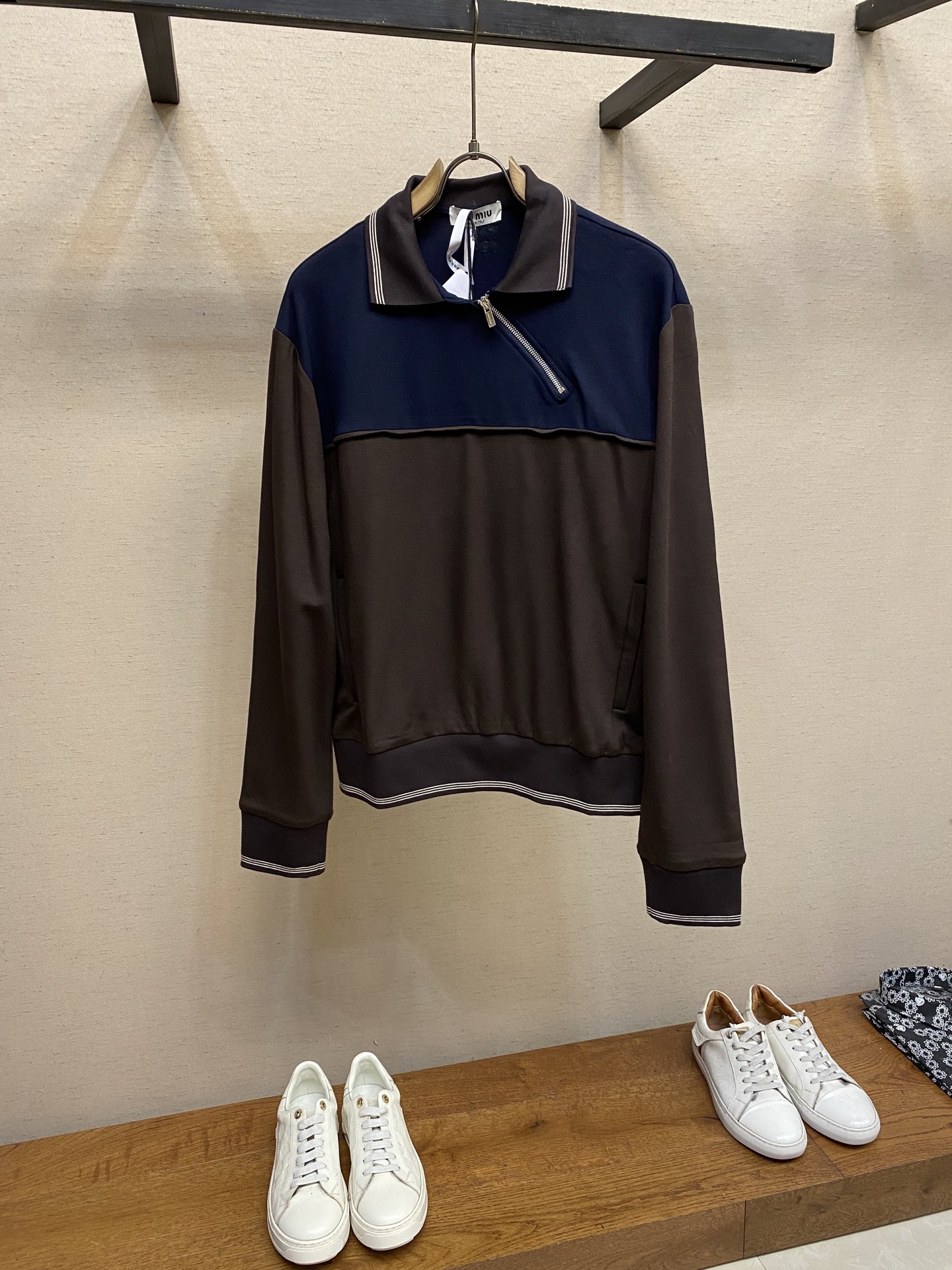 NO:549994,Miu Miu 25SS contrasting long-sleeved side zipper sweatshirt, genuine 25400 purchased and developed, customized silky sticky nylon spandex sweatshirt fabric 420 grams, flat ribs, imported embroidery, fabric fermentation, custom 11 zippers, custom 11 trademarks, fitted version Size 36, 38, 40, 42,, miumiu, hoodie, sweatshirts, alexander wang19860909Miu Miu 25SS撞色长袖侧边拉链卫衣,正品25400购入开发,定制丝滑黏胶锦纶氨纶卫衣面料420克,扁机罗纹,进口刺绣,面料酵洗,定制11拉链,定制11商标,合身版型 尺码36,38,40,42,,miumiu,hoodie,sweatshirts,alexander wang,Men's clothing