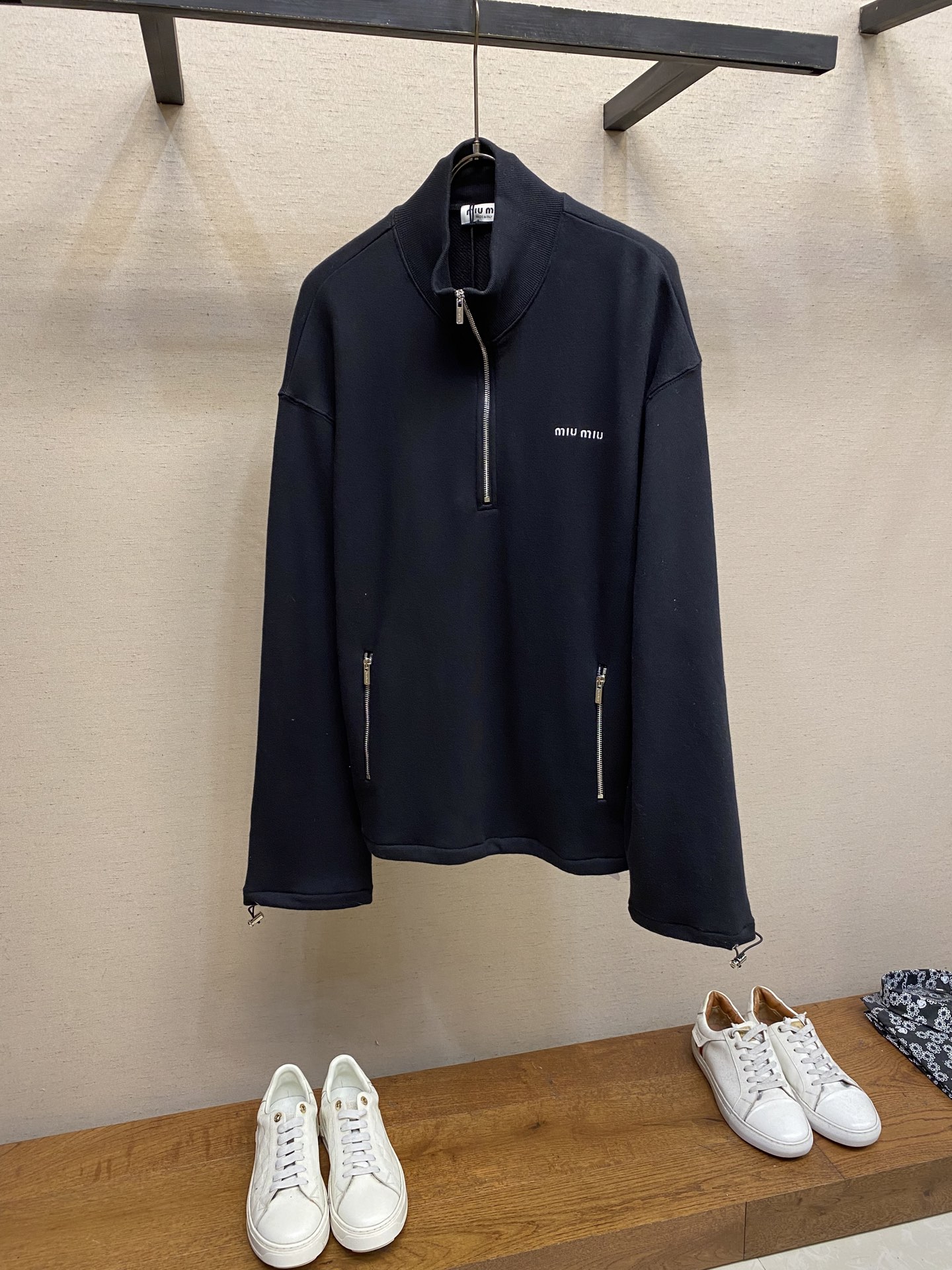 NO:550014,Miu Miu 25SS cotton fox fleece stand collar long sleeve sweatshirt genuine 16827 purchased and developed, 380 grams plain combed cotton fabric, 2*2 all cotton rib, imported embroidery, fabric fermentation, custom 11 zipper, custom 11 buttons, custom 11 trademark, loose version Size S-XL,, miumiu, hoodie, sweatshirts, alexander wang19860909Miu Miu 25SS棉质狐抓绒立领长袖卫衣 正品16827购入开发,380克平纹精梳棉面料,2*2全棉罗纹,进口刺绣,面料酵洗,定制11拉链,定制11纽扣,定制11商标、宽松版型 尺码S-XL,,miumiu,hoodie,sweatshirts,alexander wang,Men's clothing