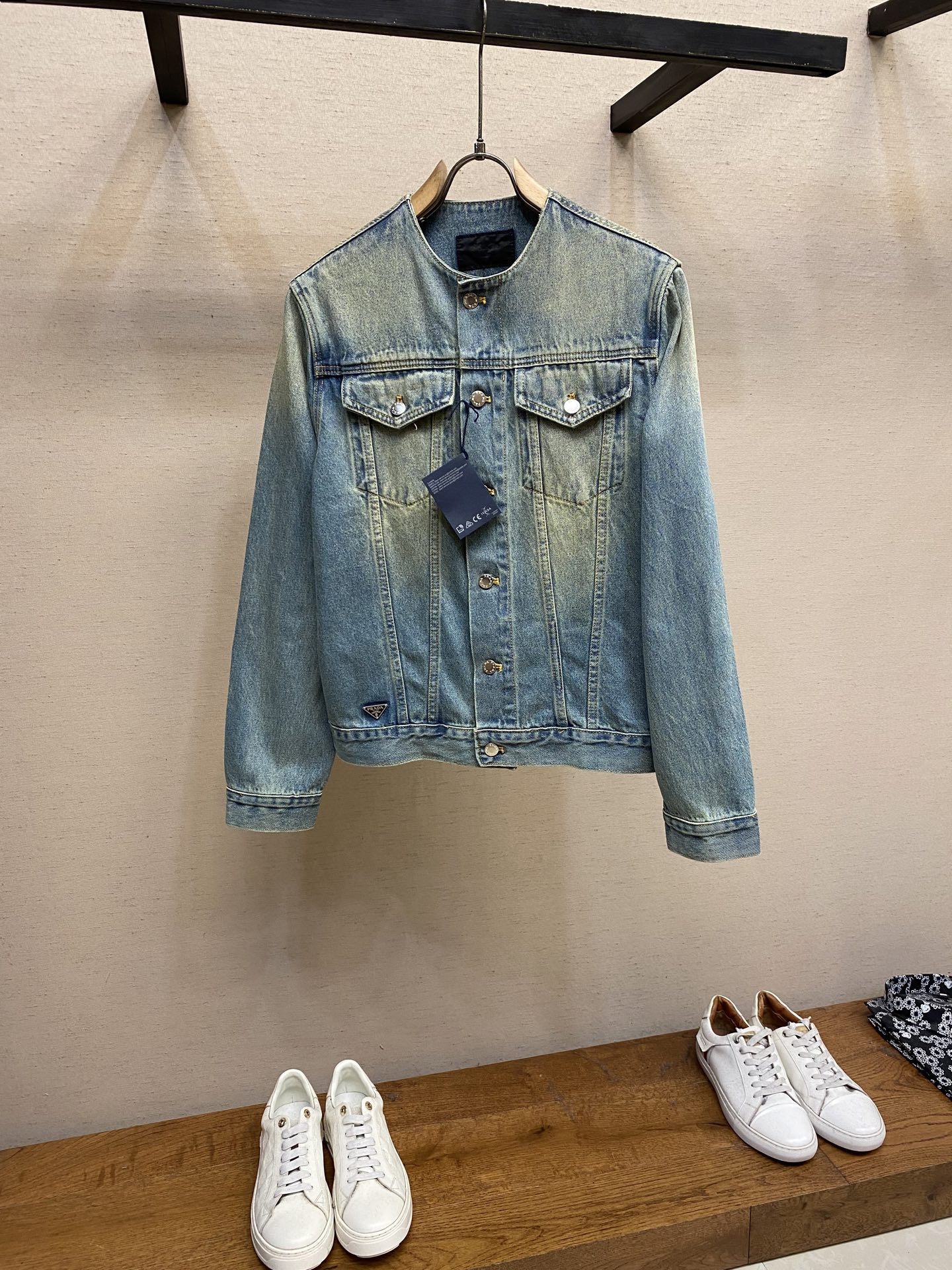 NO:550002,Prada, classic solid color water-washed casual denim jacket, genuine 7659 purchase, fixed dyed twill 10*10 denim fabric, artificial monkey, laundry washing, custom 11 triangle mark, custom 11 four-fold buckle, custom 11 leather mark, custom 11 trademark, fit style S-XL,, prada, jackets & coats, alexander wang19860909Prada、经典纯色水洗休闲牛仔外套,正品7659购入,定染斜纹10*10牛仔面料,人工马骝 成衣洗褪,定制11三角标,定制11四合扣,定制11皮标,定制11商标,合身版型 尺码S-XL,,prada,jackets & coats,alexander wang,Men's clothing