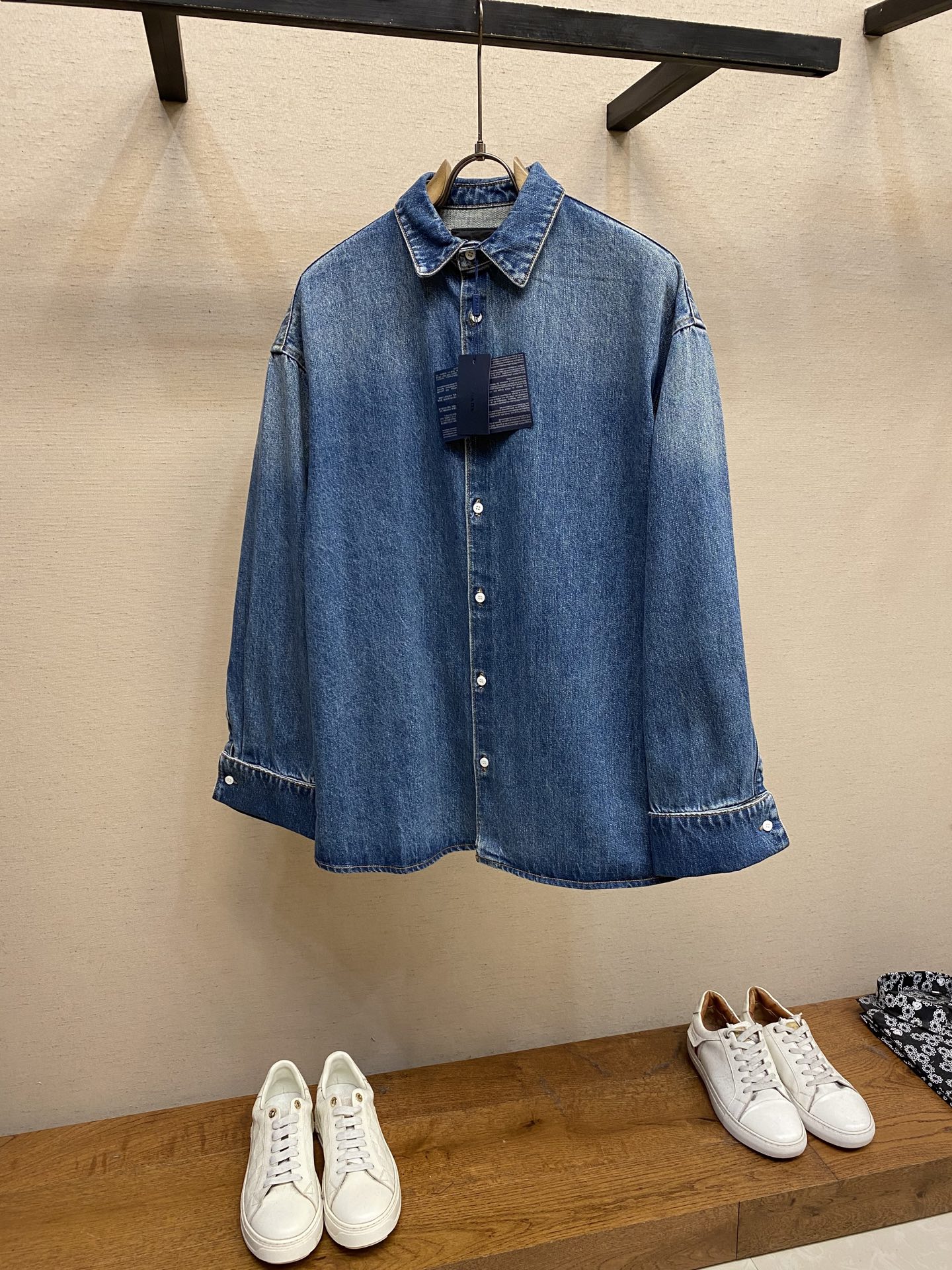 NO:550006,Prada, loose long-sleeved denim jacket with lapel, purchased at 7219, custom-dyed silo 12-count*12-count bamboo denim fabric, artificial horsetail, ready-to-wear washed and faded, customized 11 triangle logos, customized 11 buttons customized 11 trademarks, loose fit, sizes S-XL,, prada, jackets & coats, alexander wang19860909Prada,翻领宽松长袖牛仔外套,正品7219购入,定染赛洛纺12支*12支竹节牛仔面料,人工马骝,成衣洗褪,定制11三角标,定制11纽扣定制11商标,宽松版型 尺码S-XL,,prada,jackets & coats,alexander wang,Men's clothing