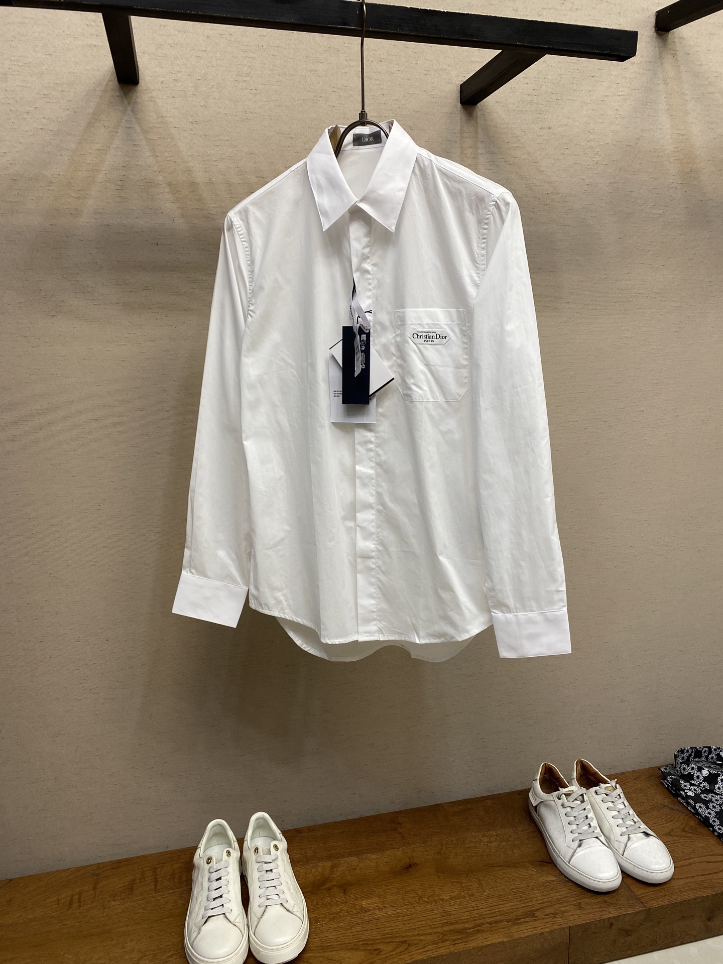 NO:550019,Dior, 25SS label cotton poplin lapel patch pocket long sleeve shirt, genuine 7800 purchase, 40 cotton poplin satin fabric, 75D lining, artificial seam, artificial patch pocket, custom 11 buttons, custom 11 trademark, fitting style Size 36, 38, 40, 42,,dior,shirts, silk fabric, alexander wang19860909Dior,25SS 标签棉府绸翻领贴袋长袖衬衫 正品7800购入,40支棉府绸缎面料,75D衬布,人工包缝,人工贴袋,定制11纽扣,定制11商标,合身版型 尺码36,38,40,42,,dior,shirts,silk fabric,alexander wang,Men's clothing