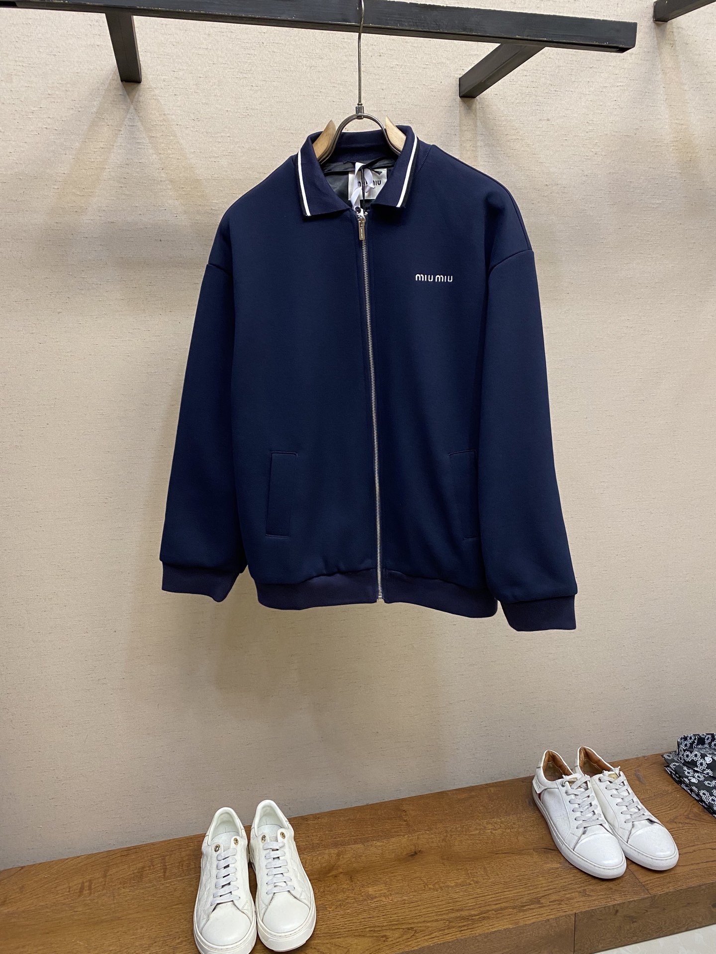 NO:549990,Miu Miu 25SS letter embroidered beaded floor lapel jacket genuine 25400 purchased and developed, 60 540g double-strand beaded floor composite fabric, flat ribs, imported embroidery, fabric composite, custom 11 zippers, custom 11 trademarks, loose fit Size 36, 38, 40, 42,, miumiu, jackets & coats, alexander wang19860909Miu Miu 25SS字母刺绣珠地布翻领外套 正品25400购入开发,60支540克双股珠地复合面料,扁机罗纹,进口刺绣,面料复合,定制11拉链,定制11商标,宽松版型 尺码36,38,40,42,,miumiu,jackets & coats,alexander wang,Men's clothing