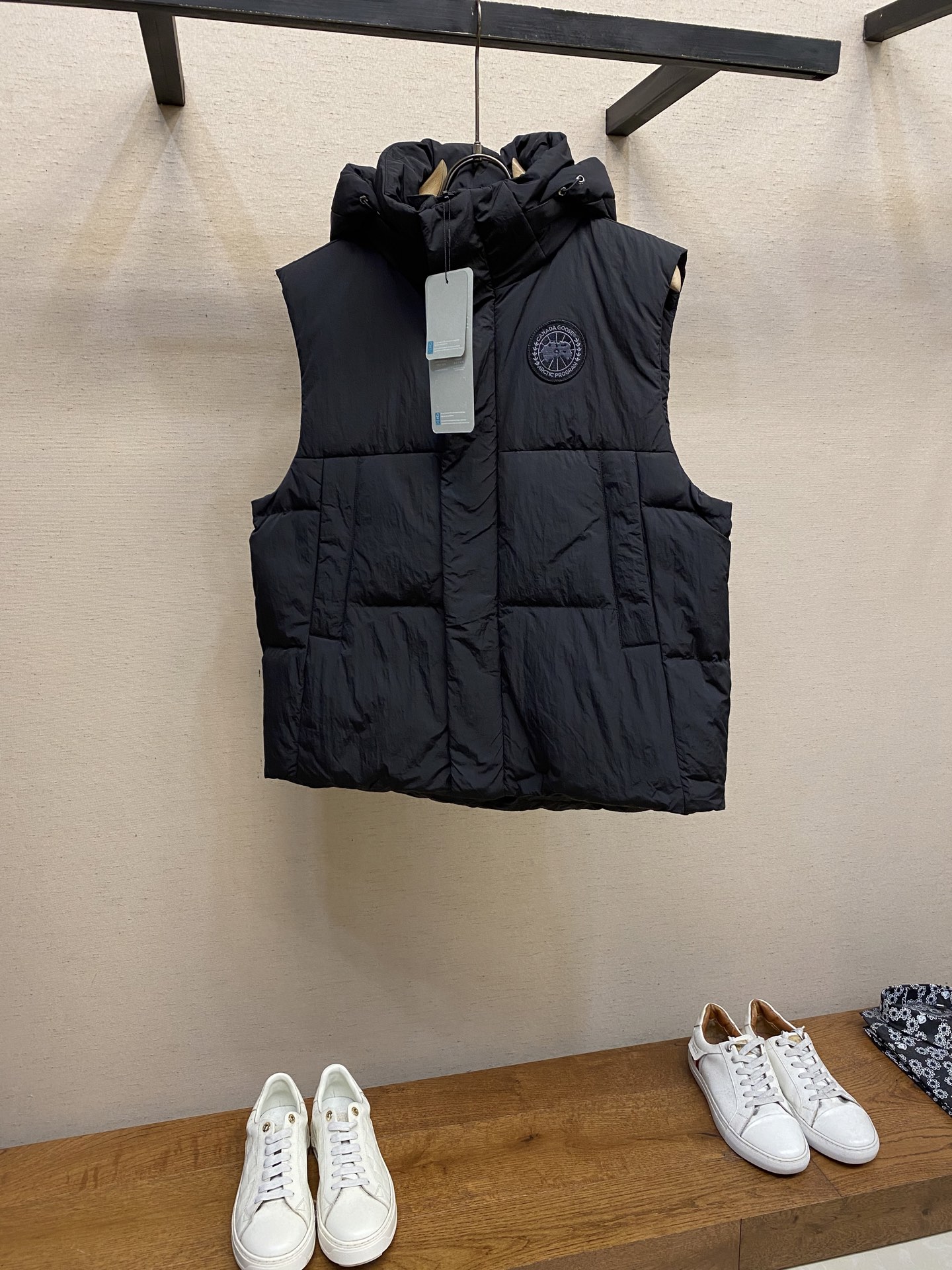 NO:550049,Canda Big Goose Hooded Down Vest Fabric Selection: High-quality protective nylon fabric not only enhances the wear resistance of the surface, but also takes into account wind resistance, ensuring excellent performance in various adverse weather conditions. 90 national standard high-quality white duck down selected high-floating velvet, weighing up to 170g, light and warm, with outstanding temperature locking performance and good rebound. Three-dimensional quilting process is precisely reinforced by car thread, prevents drilling velvet, and ensures fluffy and elasticity as new. Details: A webbing made of polyester is woven as the base. Through high-precision computer embroidery, the brand letters are decorated on the webbing. The pattern edges are clear, the stitches are fine and even, and multiple layers of embroidery threads are stacked to enhance its three-dimensional sense. Size S-XL, down jacket, hats, alexander wang19860909Canda 大鹅饰标连帽羽绒马甲 面料选用 选用高质量的防护性尼龙面料,不仅增强了表面的耐磨性,同时兼顾防风性,确保了在各种恶劣天气条件下的出色表现. 90国标优质白鸭绒精选高蓬松度绒,克重达170g,轻盈保暖,锁温性能出众,回弹性好. 立体绗缝工艺精密车线加固,防止钻绒,确保蓬松回弹性持久如新. 细节:选用涤纶为基底编织而成的织带,通过高精度电脑刺绣,将品牌字母饰于织带之上,图案边缘清晰,针迹细密均匀,多层绣线堆叠,使其立体感得到提升 尺码S-XL,,down jacket,hats,alexander wang,Men's clothing