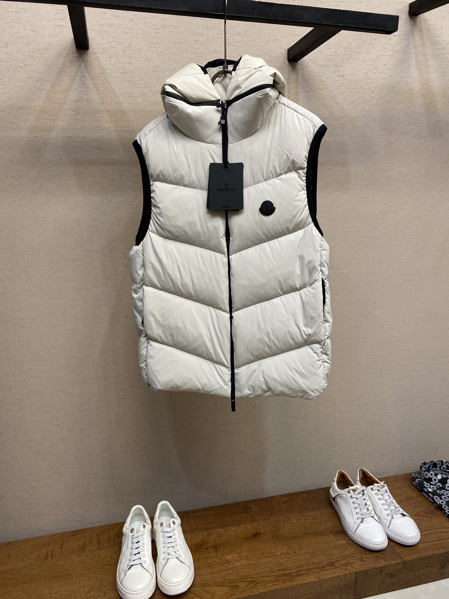 NO:550054,Moncler, hooded down vest fabric selection. Nylon fabric made of nylon is woven into a tight and tough fabric through advanced textile technology, which increases the strength of the skeleton to effectively block the invasion of cold wind and locks the warm air generated by the down layer. After tight weaving and special treatment, it has waterproof and windproof functions. The surface forms a certain lotus leaf effect, and it is also resistant to wrinkles and is not easy to deform, and is easy to take care of every day. The quilting seams are sewn in an oblique direction at an angle of about 70 degrees. The oblique lines are arranged in parallel. The fabric and fill are planned into different functional areas. The quilting stitches are relatively independent in each area. This makes the finished product produce a larger deformation space along the oblique direction when stretching and pressing, which is not easy to tighten and break. It has rich visual effects, which is modern and advanced. Details  After the hood is removed, the stand collar presents an embossed logo in the same color system, adding unique visual experience and tactile details. High-quality filler is filled with 90 selected white duck down, weighing up to 170g, ensuring fluffy and fast rebound, lightweight and warm. Size 1, 2, 3, 4, down jacket, hats, alexander wang19860909Moncler、饰章连帽羽绒马甲 面料选择 选用锦纶制成的尼龙面料,通过先进的纺织技术,编织成紧密且坚韧的布料,提升骨架强度有效阻挡冷风侵袭,锁住羽绒层产生的暖空气,经过紧密的编织工艺和特殊处理之后使其具备防水防风等功能,表面形成一定的荷叶效应,同时抗皱不易变形,易于日常打理. 工艺 绗缝缝线以大约70度角的斜线方向进行缝制,斜线平行排列,面料和填充物被规划成不同功能区域,每个分区内绗缝线迹相对独立.使得成品在拉伸和压力时,能沿着斜线方向产生更大的形变空间,不易绷紧和断裂,且视觉效果丰富,现代又高级. 细节 兜帽拆卸后,立领呈现压纹同色系标识,增添别致的视觉体验和触觉细节. 高品质填充物 采用90精选白鸭绒填充,克重达170g,确保蓬松回弹快,轻盈且保暖. 尺码1,2,3,4,,down jacket,hats,alexander wang,Men's clothing