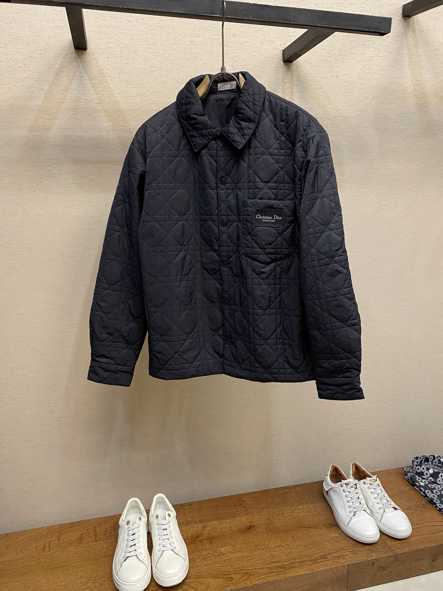 NO:550011,Dior, decorative embroidery seal shirt jacket Fabric selection After polyester fiber is treated with microfibrosis, the single fiber becomes extremely thin, greatly increasing the surface area of ​​the fiber, making the fabric soft, smooth, and feel close to natural fibers. The high-density textile method makes its structure tight, thus giving it certain wrinkle resistance, windproof and warmth and wear resistance. Craft 1 The letter logo embroidery seal decorated with the patch pocket on the chest operates through a high-precision computer embroidery machine, and the double-axis linear guide drives the embroidery frame, and the frame shift accuracy can reach 0.01mm/P, ensuring the precise positioning of the embroidery pattern and perfectly outline the clear letter pattern. Craft 2  The quilted rattan plaid is used to achieve every detail from the neckline to the cuff. The sewing master accurately adjusts the speed and pin density of the machine, and the stitching is smooth and uniform during the operation. After completion, it forms regular horizontal, vertical and oblique quilting lines to enhance aesthetics and three-dimensionality. Size S-XL,,dior, jackets & coats,shirts,alexander wang19860909Dior,饰刺绣章衬衫式外套 面料选择 选用聚酯纤维通过微纤维化处理之后,单根纤维变得极细,大大增加了纤维表面积,使面料变得柔软,顺滑,触感接近天然纤维.高密度的纺织方式,使其结构紧密,从而赋予一定的抗皱性、防风保暖性和耐磨性. 工艺1 胸前贴袋饰以的字母标志刺绣章通过高精度的电脑绣花机运作,双轴直线导轨驱动绣框,移框精度可达0.01mm/P,确保刺绣图案精准定位,完美勾勒出清晰的字母图案. 工艺2 采用通体绗缝藤格纹,领口至袖口做到每一处细节,缝纫师精确调整机器的速度和针脚密度,作业中线迹平滑、均匀.完成之后形成具有规则的横向,竖向,斜向绗缝线条,提升美观度和立体感. 尺码S-XL,,dior,jackets & coats,shirts,alexander wang,Men's clothing