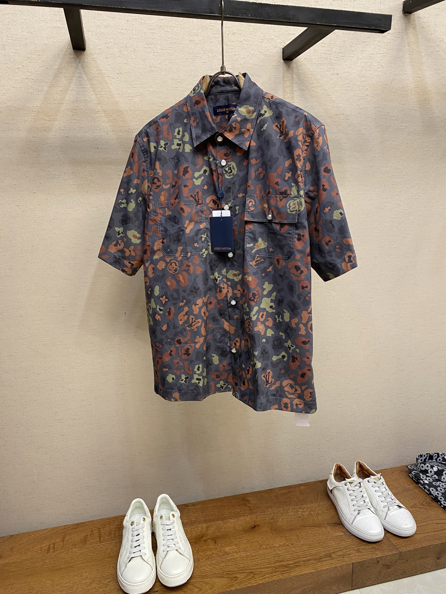 NO:550024,1V, 25SS printed short-sleeved work shirt, genuine 1 purchased and developed, using 40 cotton poplin fabric, digital direct injection, positioning cutting bed, customized 11 hand sewing buckle, customized 11 trademark, fitting version Size S-XL,,shirts,T-shirt,alexander wang198609091V,25SS印花短袖工装衬衫,正品1购入开发,采用40支棉质府绸面料,数码直喷,定位裁床,定制11手缝扣,定制11商标,合身版型 尺码S-XL,,shirts,T-shirt,alexander wang,Men's clothing