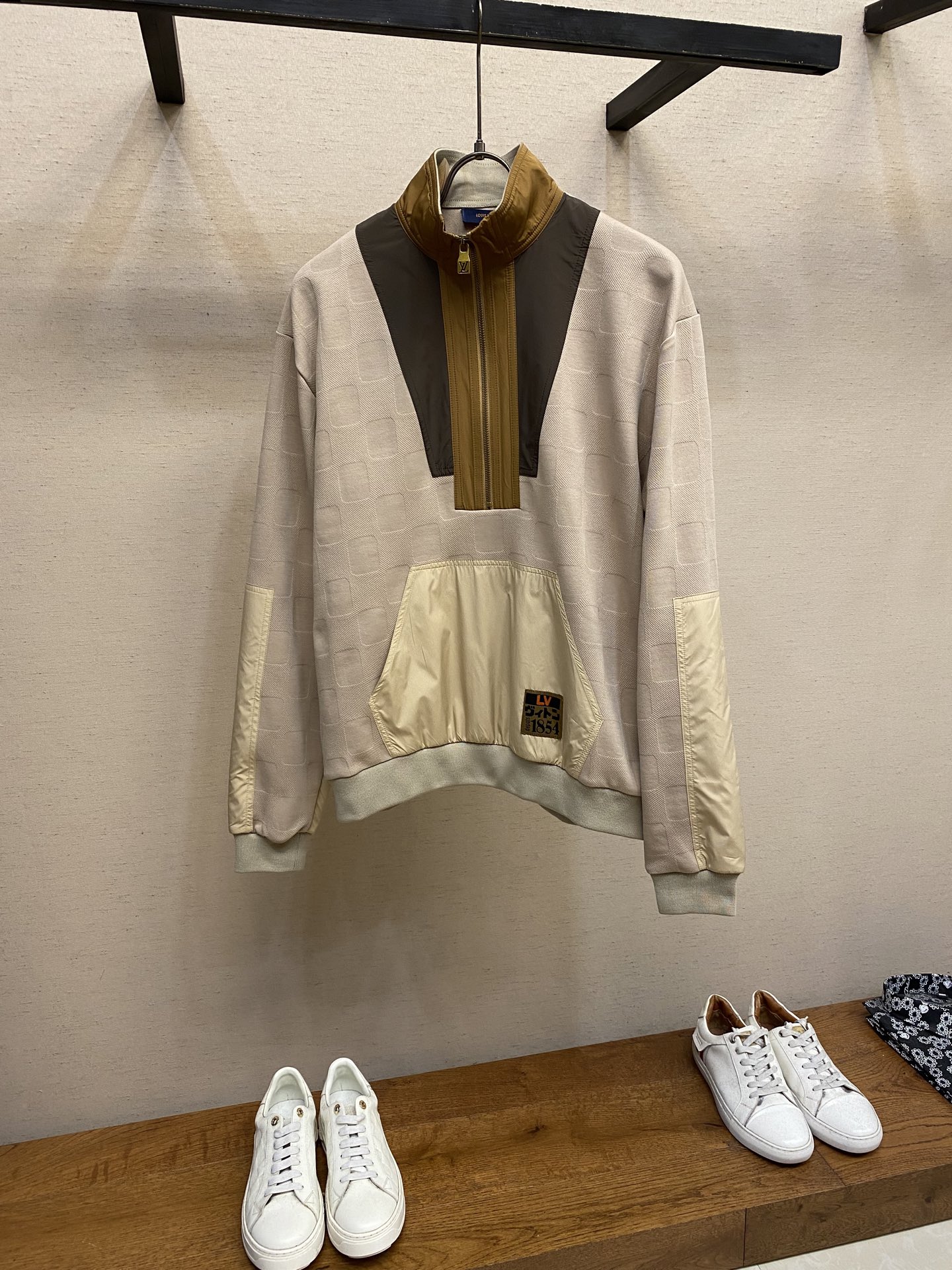 NO:550029,1V, 25SS semi-zippered work pullover, genuine 15700 purchased and developed, customized 98 cotton 2 brocade double-strand jacquard fabric, polyester fiber nylon fabric, parallel cutting bed, fabric splicing, custom 11 woven mark Custom 11 zipper, custom 11 trademark, loose version Size S-XL,,alexander wang198609091V,25SS 半拉链工装套头衫,正品15700购入开发,定制98棉 2锦双股提花面料,聚酯纤维尼龙布,对位裁床,面料拼接,定制11织唛 定制11拉链,定制11商标,宽松版型 尺码S-XL,,alexander wang,Men's clothing