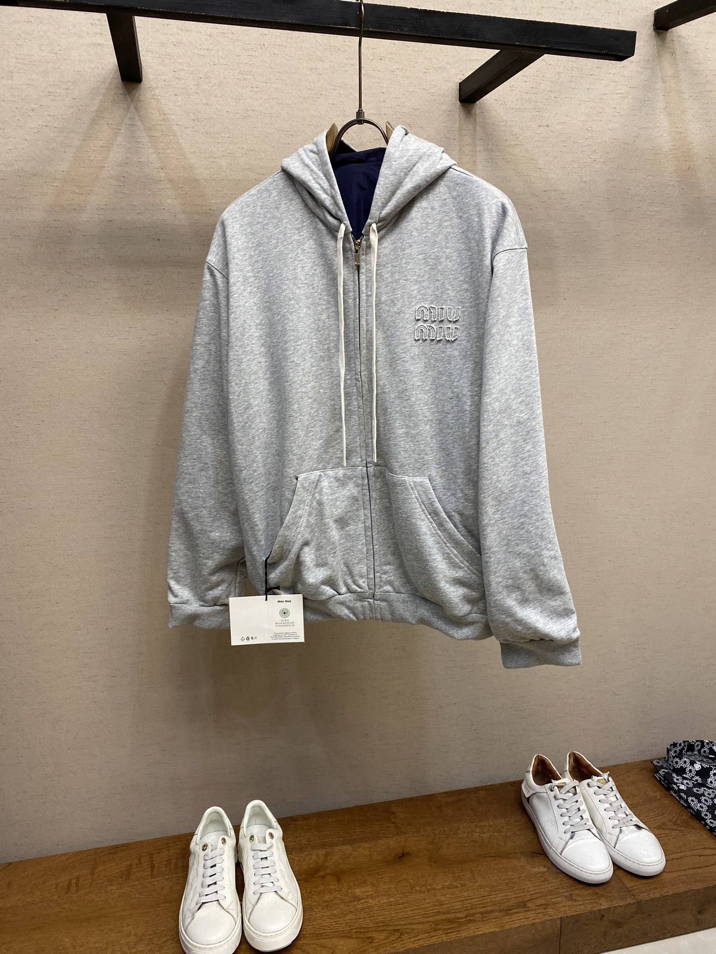 NO:550034,Miu Miu jersey hooded double-sided jacket jacket, genuine 25400 purchased and developed, new Pull 320g combed cotton knitted fabric 20S cotton 2*2 pull-up rib, plain nylon windbreaker material, imported embroidery Fabric fermentation, custom 11 zipper, custom 11 zipper, custom 11 rope, custom 11 trademark, loose version Size 36, 38, 40, 42,, miumiu, jackets & coats, jackets & coats, hats, alexander wang19860909Miu Miu 平纹针织连帽双面夹克外套,正品25400购入开发,新铂尔320克精梳棉针织面料 20S棉2*2拉架罗纹,平纹尼龙风衣料,进口刺绣 面料酵洗,定制11拉链,定制11章仔,定制11绳子,定制11商标,宽松版型 尺码36,38,40,42,,miumiu,jackets & coats,jackets & coats,hats,alexander wang,Men's clothing