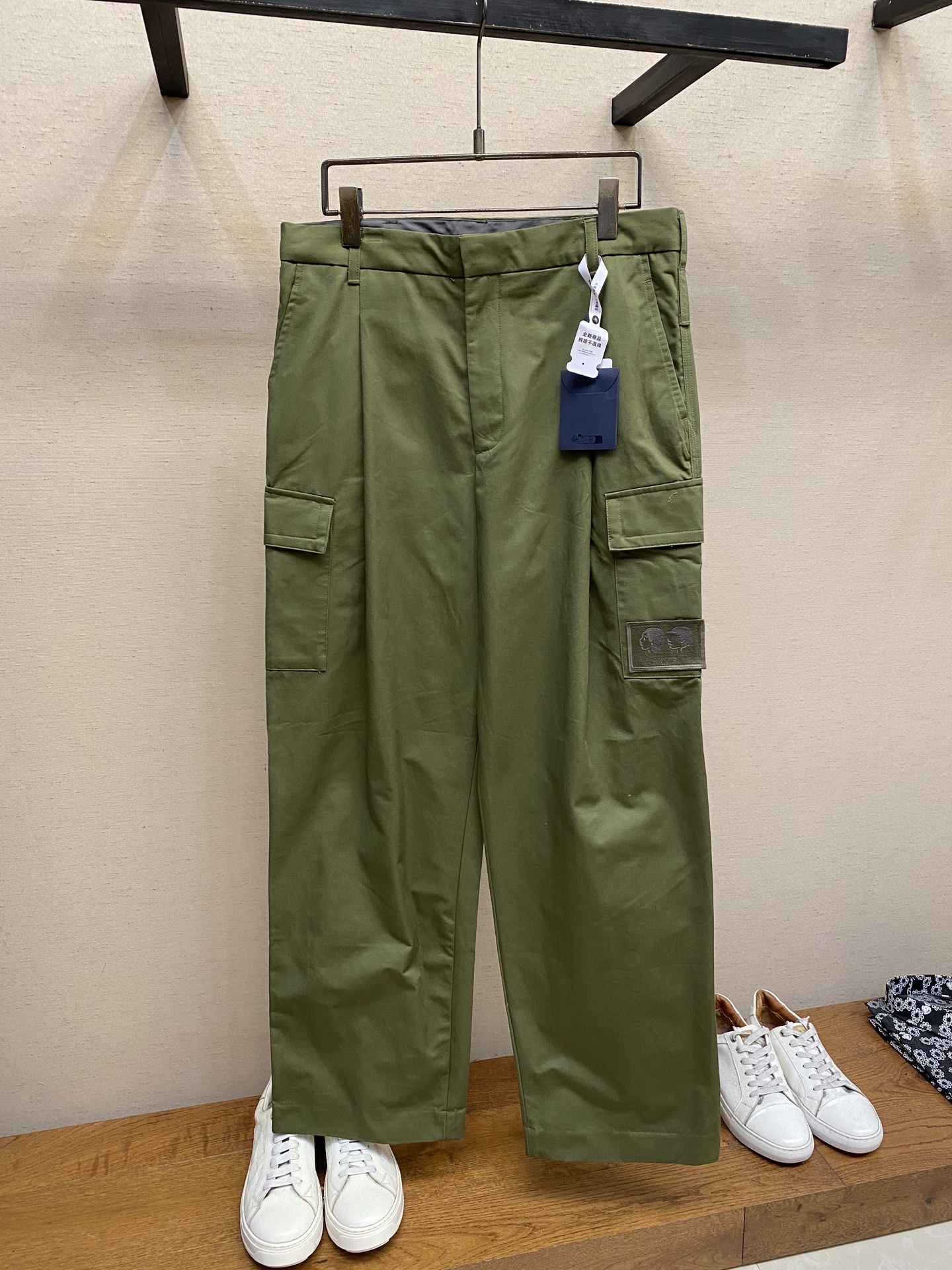 NO:550039,1V, 25SS 3D pocket work pants, genuine 10200 purchase and development, fixed dye twill blended cotton cloth, TR pocket cloth, embroidered seal manual foot picking, customized 11 pants hooks, customized 11 webbing, customized 11 buttons, customized 11 trademark, loose version Size S-XL,,alexander wang198609091V,25SS 3D口袋工装裤,正品10200购入开发,定染斜纹混纺棉布,TR口袋布,绣花章子人工挑脚,定制11裤勾,定制11织带,定制11纽扣,定制11商标,宽松版型 尺码S-XL,,alexander wang,Men's clothing