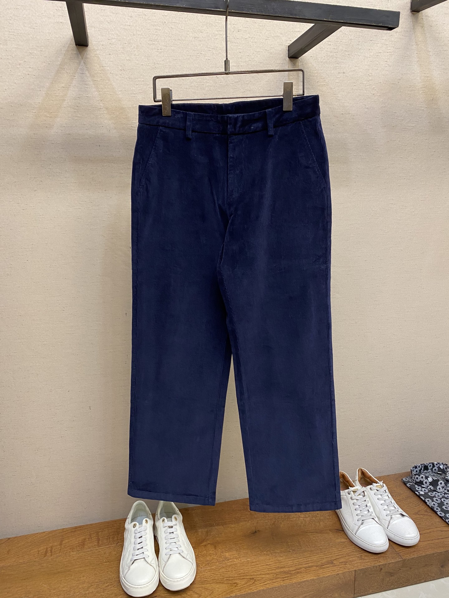 NO:551021,Fendi, men's corduroy casual pants, the latest top-body style is invincible!  This pants are very versatile, elastic waist, and can be worn for daily work. They are the perfect combination of fashionable and leisure and outdoor sports, so whether you wear them normally or outdoors, they are your best choice. Extreme comfort and quick sweating are the most popular key points, improving the comfort of wearing and suitable for aerobics and trail running conditions. This style is a jogging casual pants with an extremely wide range of applications, allowing you to naturally maintain a love for sports in summer, or you can wear them in casual life. Size 30-38, no 37, fendi, alexander wang19860909Fendi,男士灯芯绒休闲裤 最新款上身版型无敌正！ 绝对可以闭眼收的一款 此款裤子非常百搭,弹力腰围,日常上班 户外运动都可以穿着,是时尚休闲与户外运动的完美结合,所以无论您平时穿或者户外穿都是您的最佳选择. 极致舒适和快速排汗是备受青睐的重点,提升穿着舒适度,适合有氧运动和越野跑条件下穿着,此款是一件适用范围极其广泛的跑步休闲裤,让你在夏天自然可以保持对运动热爱,也可以在休闲生活中穿着 尺码30-38,无37,,fendi,alexander wang,Men's clothing