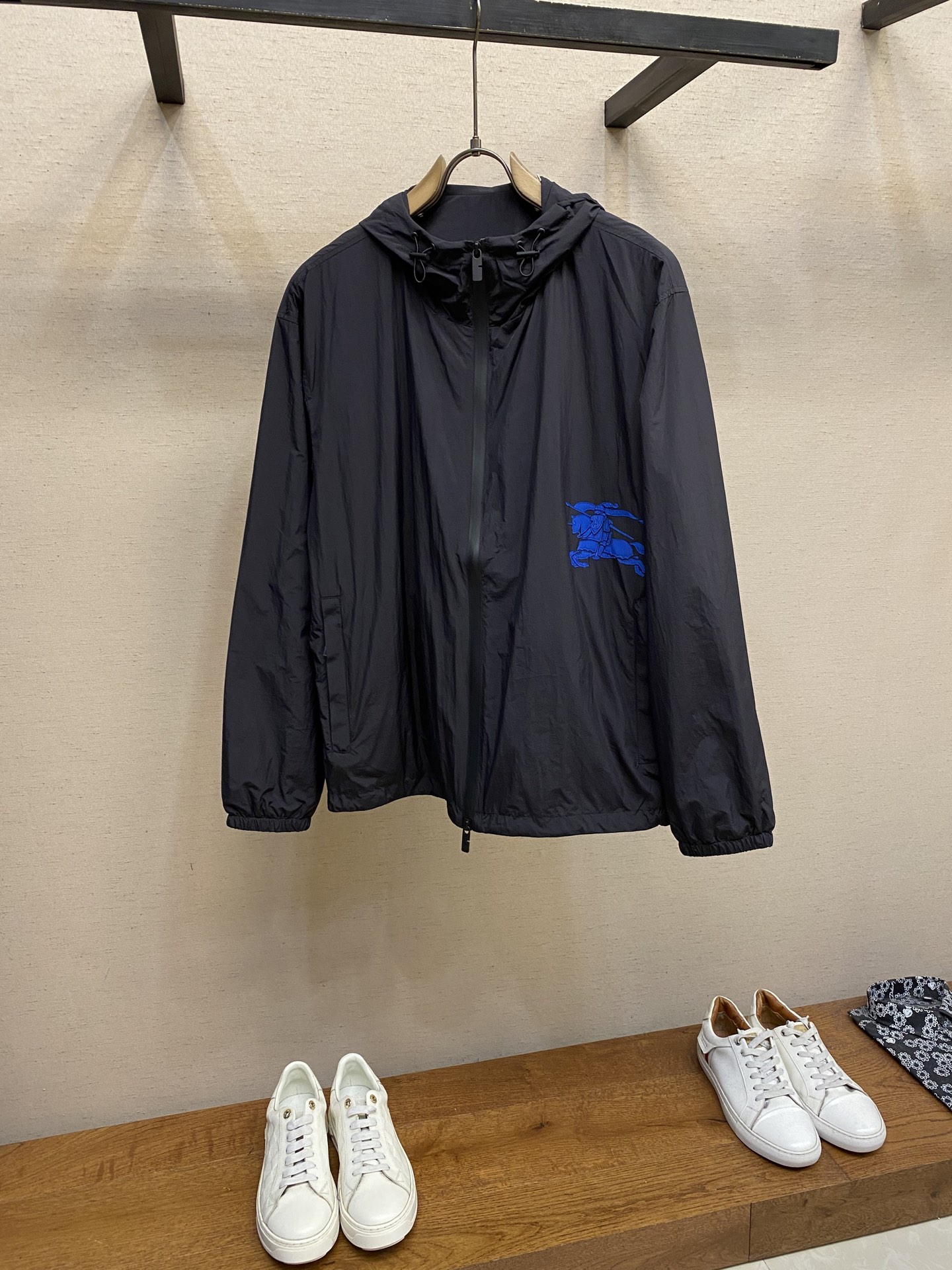NO:551025,BBR technology-sensing fabric with hooded zipper windbreaker jacket. The texture on the fabric is very good, tarted technology-sensing polyester fabric S-2xl,, jackets & coats,hats,alexander wang19860909BBR科技感面料带帽拉链风衣外套.面料上手质感很不错,订织科技感聚酯纤维面料 尺码S-2xl,,jackets & coats,hats,alexander wang,Men's clothing