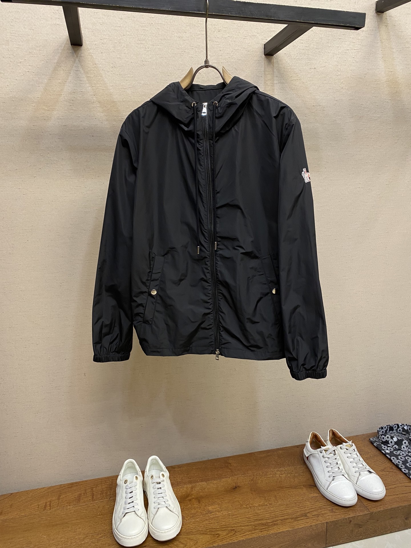 NO:551023,Moncler, masked tech-sensing fabric with hooded zipper windbreaker jacket. The texture on the fabric is very good, tarted tech-sensing polyester fabric S-2xl, Moncler, jackets & coats,hats,alexander wang19860909Moncler,蒙口科技感面料带帽拉链风衣外套.面料上手质感很不错,订织科技感聚酯纤维面料 尺码S-2xl,,Moncler,jackets & coats,hats,alexander wang,Men's clothing