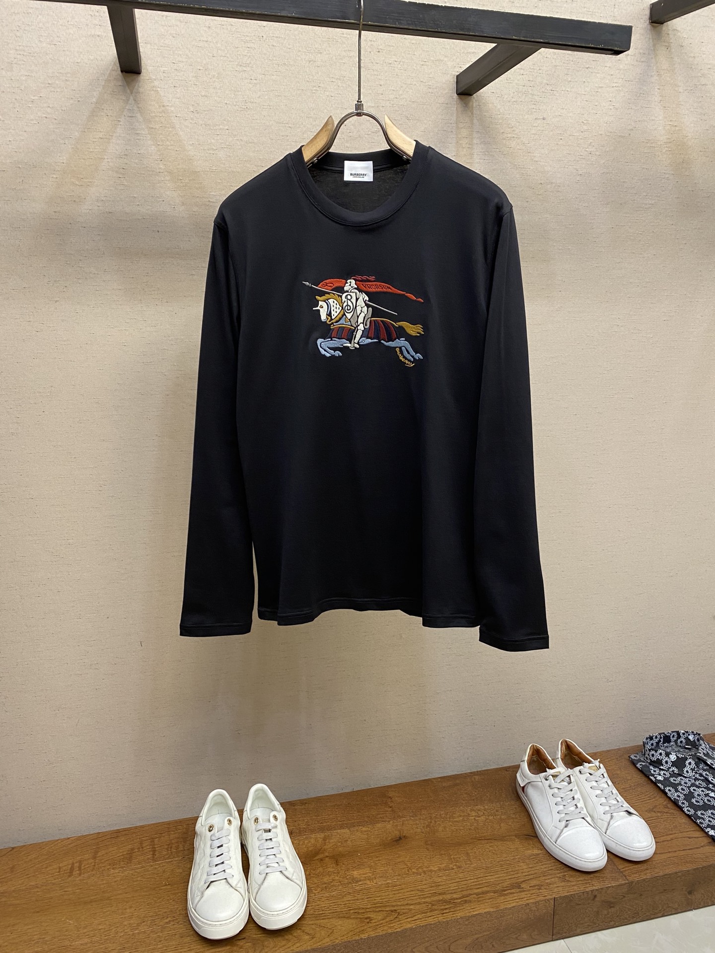 NO:551028,BBR, round neck long-sleeved T-shirt for men and women. You can wear it outside in autumn. You can base it in winter. You can wear it all year round. Super cost-effective. Compare it at will. The fabric is made of original customized pure cotton wool cotton. The skin feels super comfortable, very heavy and textured. Natural and casual can show the fashion personality of the dresser. The loose and slightly wide T-shirt style is cut, and the same style is excellent. You can let the daily outfit style concave a fashionable look!  Size S-2xl Color black, white S-length 66 bust 98 shoulder width 43 M-length 68 bust 102 shoulder width 44 L-length 70 bust 106 shoulder width 45 XL-length 72 bust 110 shoulder width 46 2XL: 73 bust 116 shoulder width 47, tees, t-shirt, alexander wang19860909BBR,男女同款圆领长袖T恤 秋天可外穿 冬天可打底 一年四季可穿 超高性价比 随意对比 面料采用原版订制纯棉长绒棉 压肤感觉超舒服,非常重磅且有质感 自然随性的可以展现出着装者的时尚个性,宽松微阔T恤版型剪裁,男女同款出彩搭配,可任凭日常穿搭风格凹出时尚造型！ 尺码S-2xl 颜色黑色,白色 S衣长66胸围98肩宽 43 M衣长68胸围102肩宽 44 L衣长70胸围106肩宽 45 XL衣长72胸围110肩宽46 2XL:衣长73胸围116肩宽47,,tees，t-shirt,alexander wang,Men's clothing