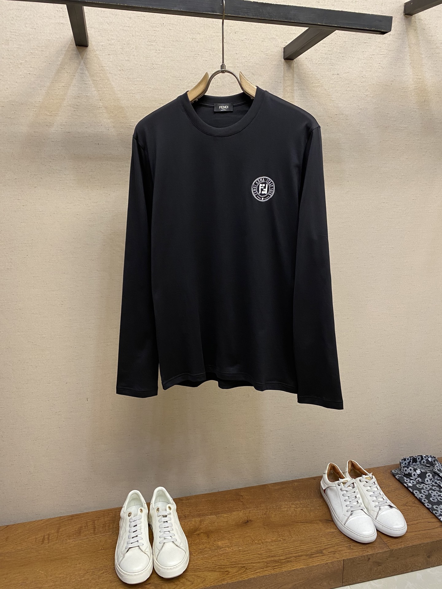 NO:551029,Fendi, a round neck long-sleeved T-shirt for men and women. It can be worn outside in autumn. It can be based in winter. It can be worn all year round. It is super cost-effective. Compare at will. The fabric is made of original customized pure cotton wool cotton. The skin feels super comfortable, very heavy and textured. Natural and casual can show the fashion personality of the dresser. The loose and slightly wide T-shirt style is cut, and the same style is excellent. You can let the daily outfit style concave a fashionable look!  Size S-2xl Color black, white S-cloth 66 bust 98 shoulder width 43 M-cloth 68 bust 102 shoulder width 44 L-cloth 70 bust 106 shoulder width 45 XL-cloth 72 bust 110 shoulder width 46 2XL: Cloth 73 bust 116 shoulder width 47, fendi,tees, t-shirt,alexander wang19860909Fendi,男女同款圆领长袖T恤 秋天可外穿 冬天可打底 一年四季可穿 超高性价比 随意对比 面料采用原版订制纯棉长绒棉 压肤感觉超舒服,非常重磅且有质感 自然随性的可以展现出着装者的时尚个性,宽松微阔T恤版型剪裁,男女同款出彩搭配,可任凭日常穿搭风格凹出时尚造型！ 尺码S-2xl 颜色黑色,白色 S衣长66胸围98肩宽 43 M衣长68胸围102肩宽 44 L衣长70胸围106肩宽 45 XL衣长72胸围110肩宽46 2XL:衣长73胸围116肩宽47,,fendi,tees，t-shirt,alexander wang,Men's clothing