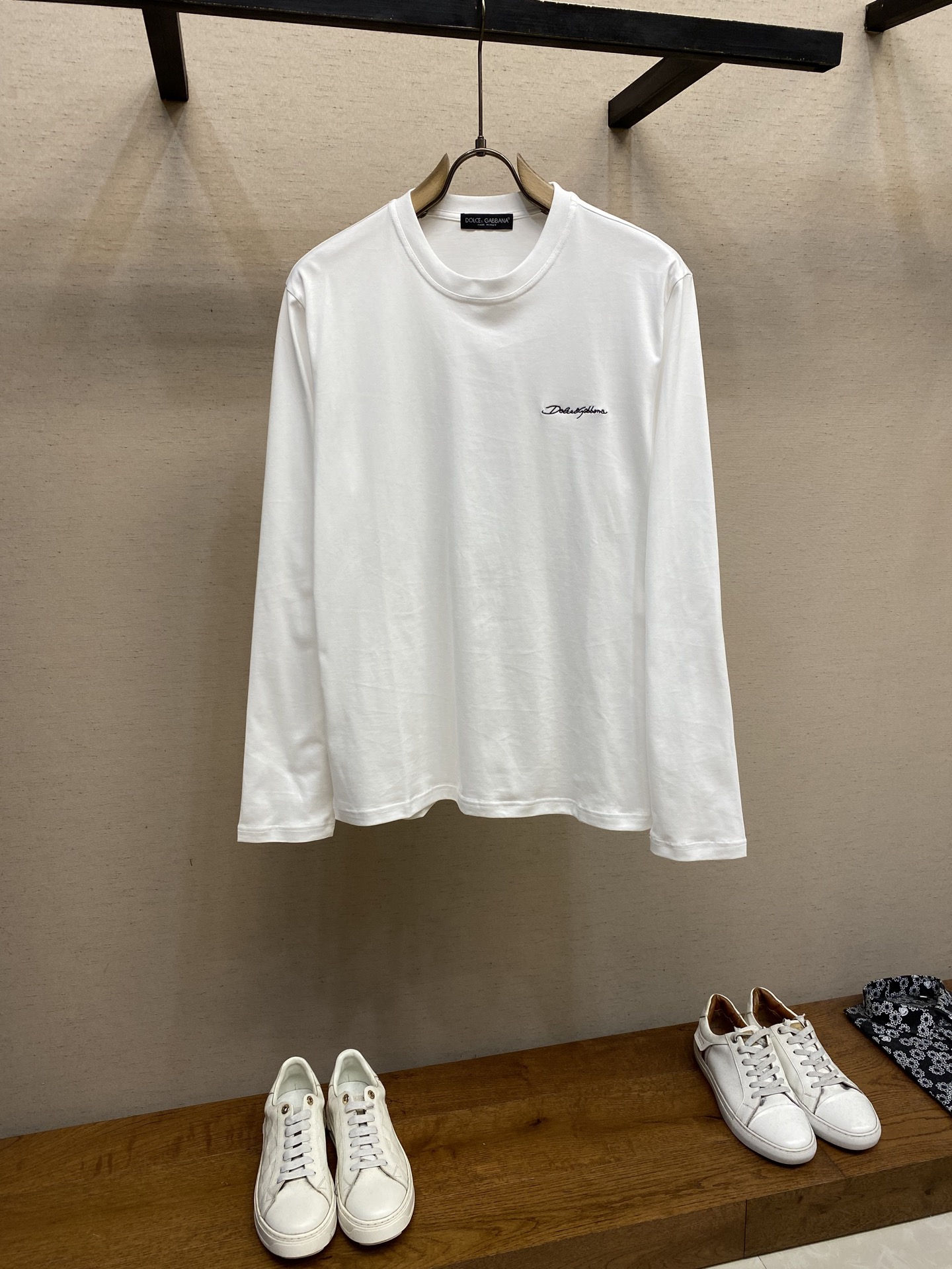 NO:567494,DG, unisex round neck long-sleeved T-shirt, can be worn outside in autumn, can be worn as a base in winter, can be worn all year round, super cost-effective, feel free to compare. The fabric is made of original custom-made pure long-staple cotton. It feels super comfortable on the skin, very heavy and textured. It is natural and casual and can show the fashion personality of the wearer. The loose and slightly wide T-shirt version is cut, and the same style is suitable for men and women. It can be matched with any style of daily wear!  Size S-2xl Color Black, White S Length 66 Bust 98 Shoulder Width 43 M Length 68 Bust 102 Shoulder Width 44 L Length 70 Bust 106 Shoulder Width 4519860909DG,男女同款圆领长袖T恤 秋天可外穿 冬天可打底 一年四季可穿 超高性价比 随意对比 面料采用原版订制纯棉长绒棉 压肤感觉超舒服,非常重磅且有质感 自然随性的可以展现出着装者的时尚个性,宽松微阔T恤版型剪裁,男女同款出彩搭配,可任凭日常穿搭风格凹出时尚造型！ 尺码S-2xl 颜色黑色,白色 S衣长66胸围98肩宽 43 M衣长68胸围102肩宽 44 L衣长70胸围106肩宽 45 XL衣长72胸围110肩宽46 2XL:衣长73胸围116肩宽47,,tees，t-shirt,alexander wang,Men's clothing