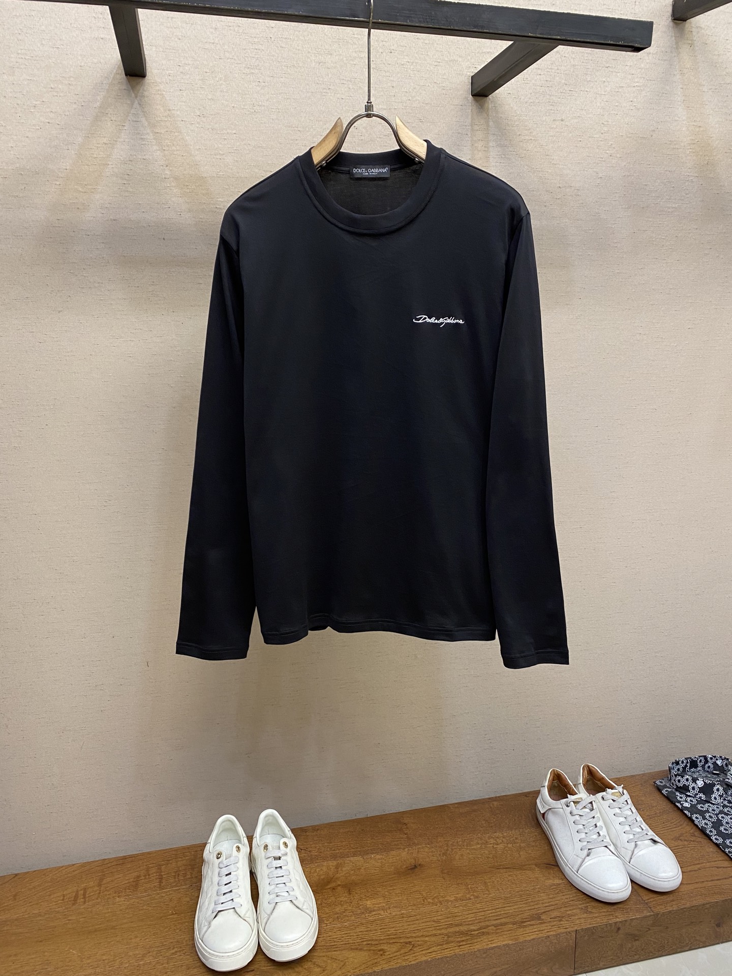 NO:551013,DG, round neck long-sleeved T-shirt for men and women. They can be worn outside in autumn. They can be based in winter. They can be worn all year round. Super cost-effective. Random comparison. The fabric is made of original customized pure cotton wool cotton. The skin feels super comfortable, very heavy and textured. Natural and casual can show the fashion personality of the dresser. The loose and slightly wide T-shirt style is cut, and the same style is excellent. You can let the daily outfit style concave a fashionable look!  Size S-2xl Color black, white S-length 66 bust 98 shoulder width 43 M-length 68 bust 102 shoulder width 44 L-length 70 bust 106 shoulder width 45 XL-length 72 bust 110 shoulder width 46 2XL: 73 bust 116 shoulder width 47, tees, t-shirt, alexander wang19860909DG,男女同款圆领长袖T恤 秋天可外穿 冬天可打底 一年四季可穿 超高性价比 随意对比 面料采用原版订制纯棉长绒棉 压肤感觉超舒服,非常重磅且有质感 自然随性的可以展现出着装者的时尚个性,宽松微阔T恤版型剪裁,男女同款出彩搭配,可任凭日常穿搭风格凹出时尚造型！ 尺码S-2xl 颜色黑色,白色 S衣长66胸围98肩宽 43 M衣长68胸围102肩宽 44 L衣长70胸围106肩宽 45 XL衣长72胸围110肩宽46 2XL:衣长73胸围116肩宽47,,tees，t-shirt,alexander wang,Men's clothing