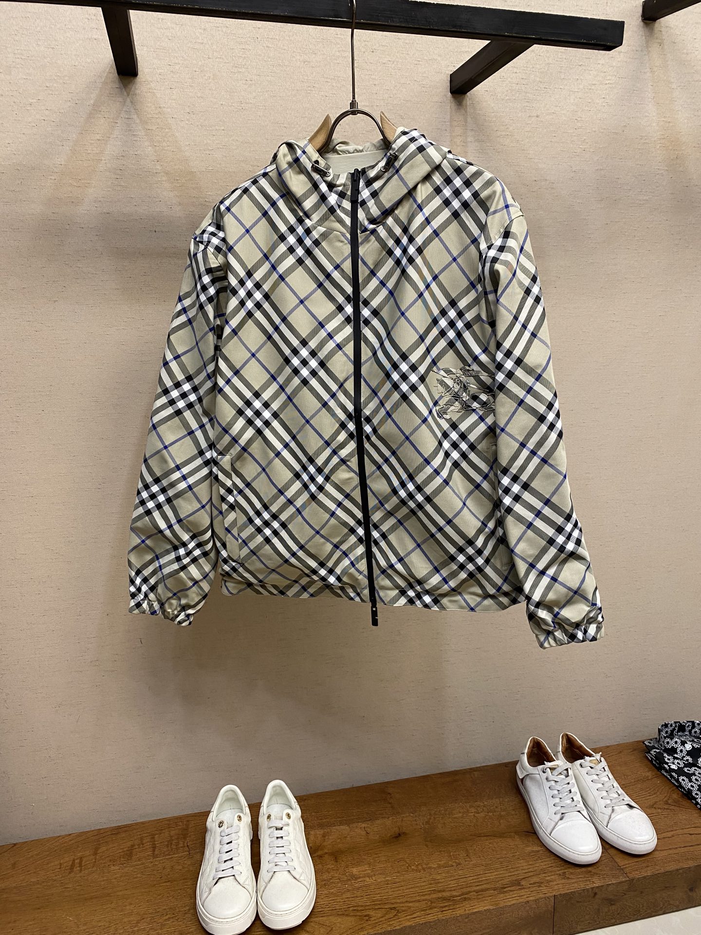 NO:551027,BBR, double-sided style wearing a BBR plaid tech-sensing fabric with hooded zipper jacket. The texture on the fabric is very good, loose style S-XL, Jackets & coats,hats,alexander wang19860909BBR,双面款穿着BBR格纹科技感面料带帽拉链外套.面料上手质感很好,宽松版型 尺码S-XL,,jackets & coats,hats,alexander wang,Men's clothing
