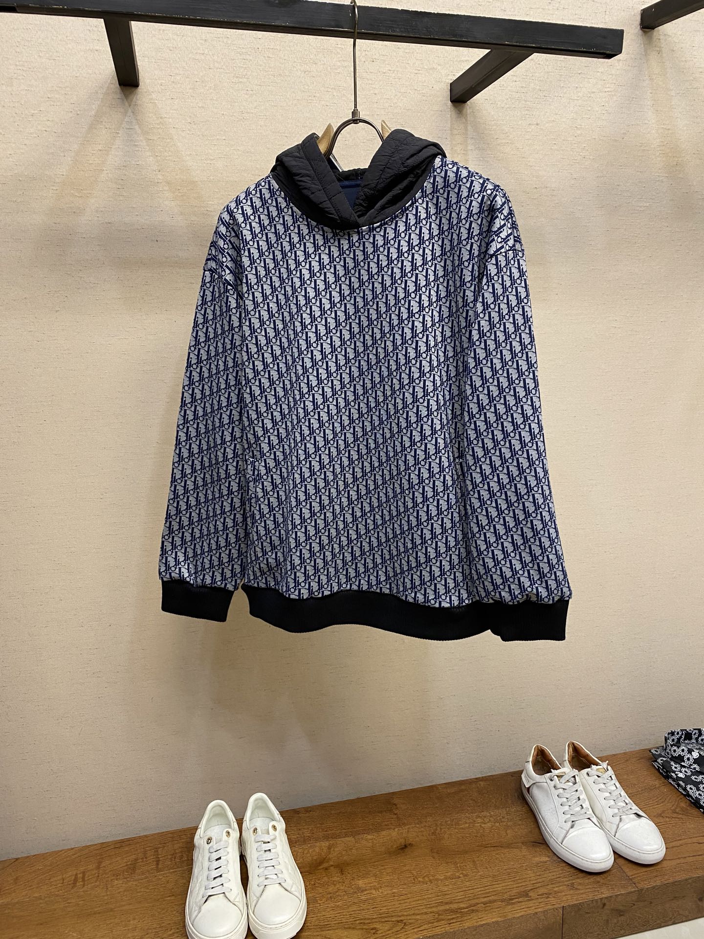 NO:551019,Dior, exclusively exclusive to the new original single men's casual hooded sweatshirt, high-end customization, high-end version, fashionable and versatile, hot original imported fabric, logo pattern design, super soft and delicate, skin-friendly and comfortable to wear, high-end boutique, OEM, fine-made top body, very good, men's essential items Size M-3xl,,dior,hoodie, sweatshirts,hats,alexander wang19860909Dior,独家专供新款原单男士休闲连帽卫衣 高端定制 高版本 时尚百搭爆款原版进口面料 logo图案设计 手感超柔软细腻 穿着亲肤舒适 高端精品 代工厂精细做上身非常赞 男士必备单品 尺码M-3xl,,dior,hoodie,sweatshirts,hats,alexander wang,Men's clothing