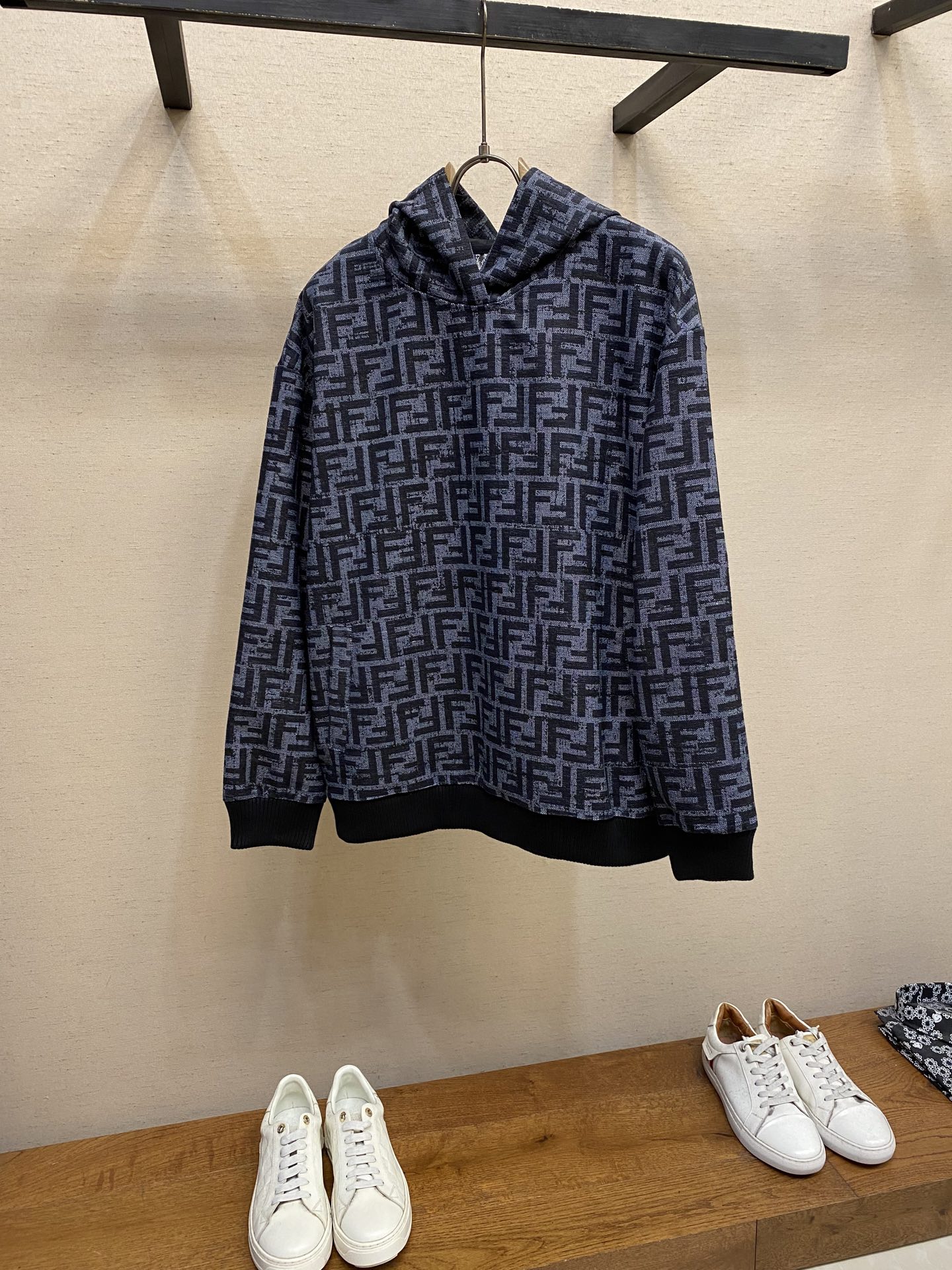 NO:551017,Fendi, exclusively exclusive to the new original single men's casual hooded sweatshirt, high-end customization, high-end version, fashionable and versatile, hot original imported fabric, logo pattern design, super soft and delicate, skin-friendly and comfortable to wear, high-end boutique, OEM, fine-made top body, very good, men's essential items Size M-3xl,,fendi,hoodie, sweatshirts,hats,alexander wang19860909Fendi,独家专供新款原单男士休闲连帽卫衣 高端定制 高版本 时尚百搭爆款原版进口面料 logo图案设计 手感超柔软细腻 穿着亲肤舒适 高端精品 代工厂精细做上身非常赞 男士必备单品 尺码M-3xl,,fendi,hoodie,sweatshirts,hats,alexander wang,Men's clothing