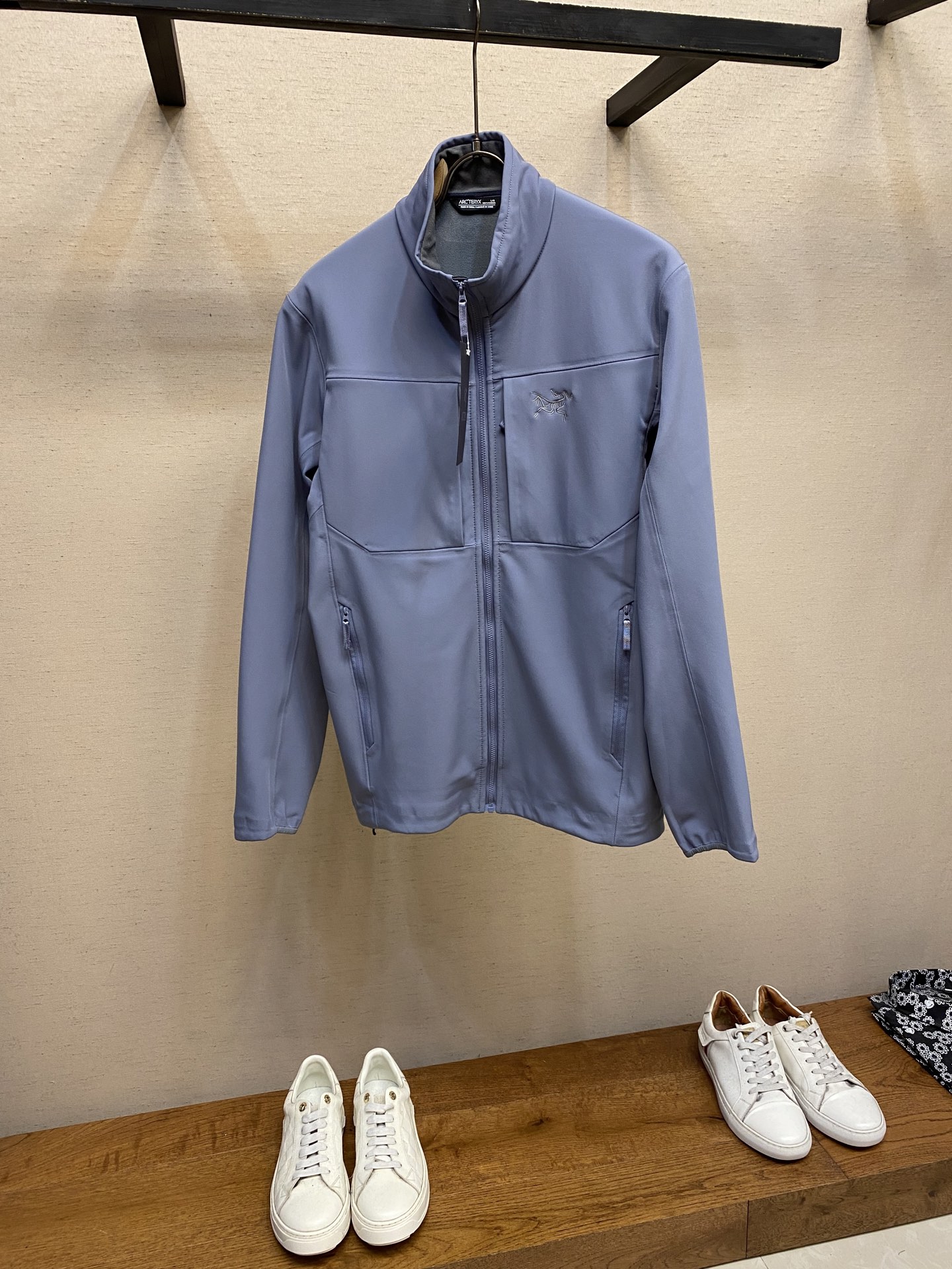 NO:746776,Arceyer, thin fleece jacket!  ARC‘TERYX / Archaeopteryx Autumn Thin Velvet GAMMA MX Soft Shell Windproof Jacket Stand Collar Warm Jacket. Go out with confidence. Enter and exit any trendy occasion at will. Outdoor all-weather series (essentials) gamma mx soft shell plus velvet jacket regular cut. -Gamma is a universal soft shell product line. MX means it is suitable for mixed weather. All aspects of performance are taken care of without obvious emphasis. -Gamma MX is the Top among soft shells.  Seller, a well-known snake oil type product, belongs to the urban and outdoor series, with thin fleece inside, suitable for mixed activities in changeable weather; - The fabric has been treated with DWR waterproofing, which can withstand short rain, snow and dirt resistance, and its breathability is better than WindStopper - The windproof and waterproof performance and fabric texture are better than those of the same series. Size S-2xl Color: Black, Stratus Blue, Secret Gray, Burgundy, arc'teryx, jackets  & coats,jackets & coats,19860909Arceyer、薄绒外套！ARC‘TERYX / 始祖鸟 秋款薄绒GAMMA MX 软壳防风冲锋衣立领保暖夹克外套 放心出门 随意进出任何潮流场合户外全天候系列（essentials） gamma mx软壳加绒冲锋衣常规剪裁 -Gamma是通用型软壳产品线,MX表示适用于混合天气,各方面性能都所照顾,没有明显偏重, -Gamma MX是软壳中的Top Seller,出了名的万金油型产品,属于城市户外兼用的系列,内部有薄抓绒,适合多变天气下的混合活动使用; -面料经过DWR防水处理,可以短 雨,也有防雪和抗污的效果,透气性比WindStopper好 -防风防水性能以及面料质感都优于同系列 . 尺码S-2xl 颜色 : 黑色 层云蓝 隐秘灰 酒红,arc'teryx,jackets & coats,jackets & coats,,Men's clothing