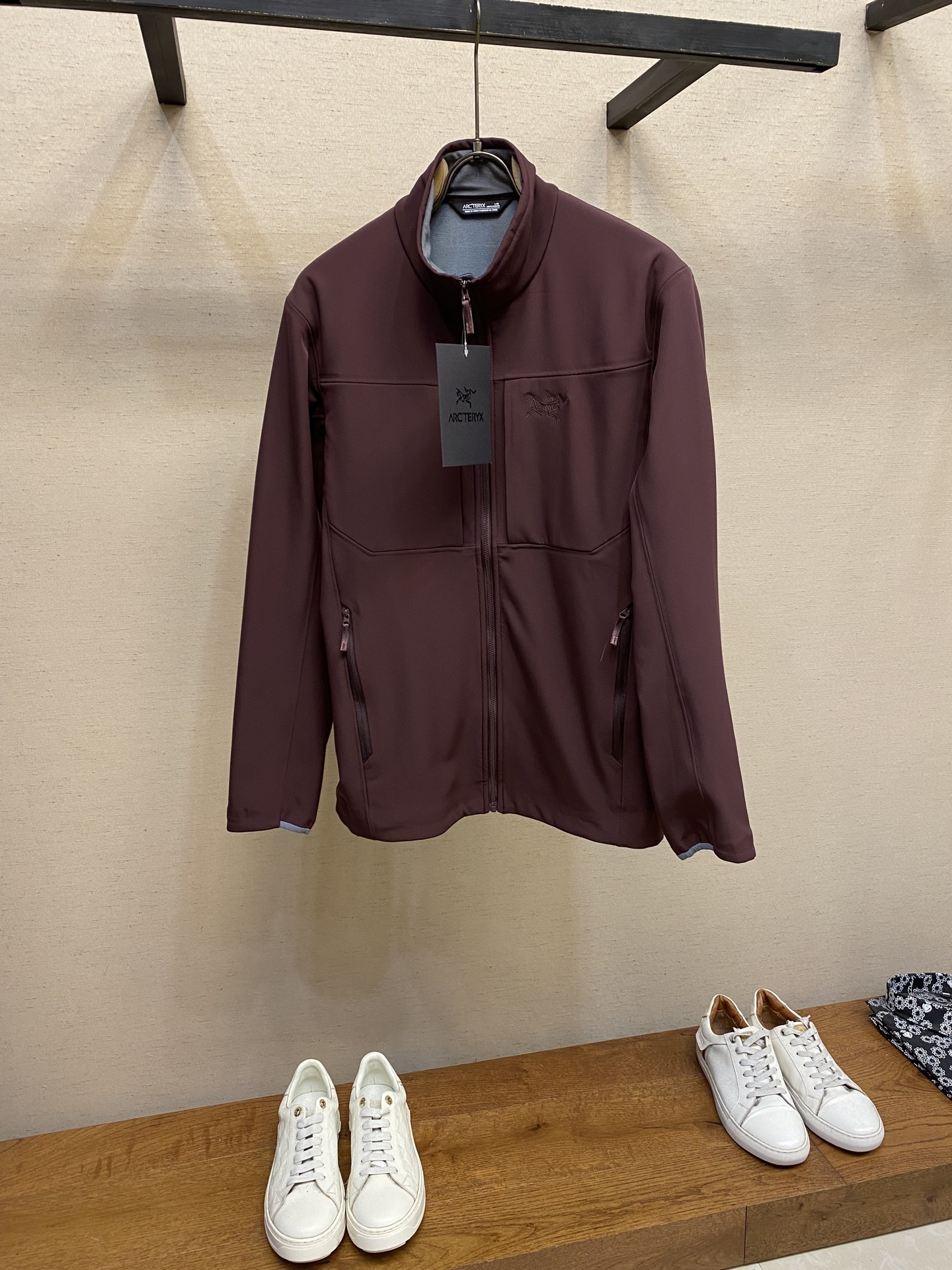 NO:565572,Arceyer, thin fleece jacket!  ARC‘TERYX / Archaeopteryx Autumn Thin Velvet GAMMA MX Soft Shell Windproof Jacket Stand Collar Warm Jacket. Go out with confidence. Enter and exit any trendy occasion at will. Outdoor all-weather series (essentials) gamma mx soft shell plus velvet jacket regular cut. -Gamma is a universal soft shell product line. MX means it is suitable for mixed weather. All aspects of performance are taken care of without obvious emphasis. -Gamma MX is the Top among soft shells.  Seller, a well-known multipurpose product, is a series for both urban and outdoor use. It has thin fleece inside, suitable for mixed activities in changeable weather; - The fabric has been treated with DWR waterproofing, which can withstand short rains, snow and dirt, and its breathability is better than WindStopper - The windproof, waterproof performance and fabric texture are better than those of the same series. Size S-2xl Color:   black stratus blue stealth gray burgundy,arc'teryx,jackets & coats,jackets & coats,alexander wang19860909Arceyer、薄绒外套！ARC‘TERYX / 始祖鸟 秋款薄绒GAMMA MX 软壳防风冲锋衣立领保暖夹克外套 放心出门 随意进出任何潮流场合户外全天候系列（essentials） gamma mx软壳加绒冲锋衣常规剪裁 -Gamma是通用型软壳产品线,MX表示适用于混合天气,各方面性能都所照顾,没有明显偏重, -Gamma MX是软壳中的Top Seller,出了名的万金油型产品,属于城市户外兼用的系列,内部有薄抓绒,适合多变天气下的混合活动使用; -面料经过DWR防水处理,可以短 雨,也有防雪和抗污的效果,透气性比WindStopper好 -防风防水性能以及面料质感都优于同系列 尺码S-2xl 颜色 : 黑色 层云蓝 隐秘灰 酒红,arc'teryx,jackets & coats,jackets & coats,alexander wang,Men's clothing