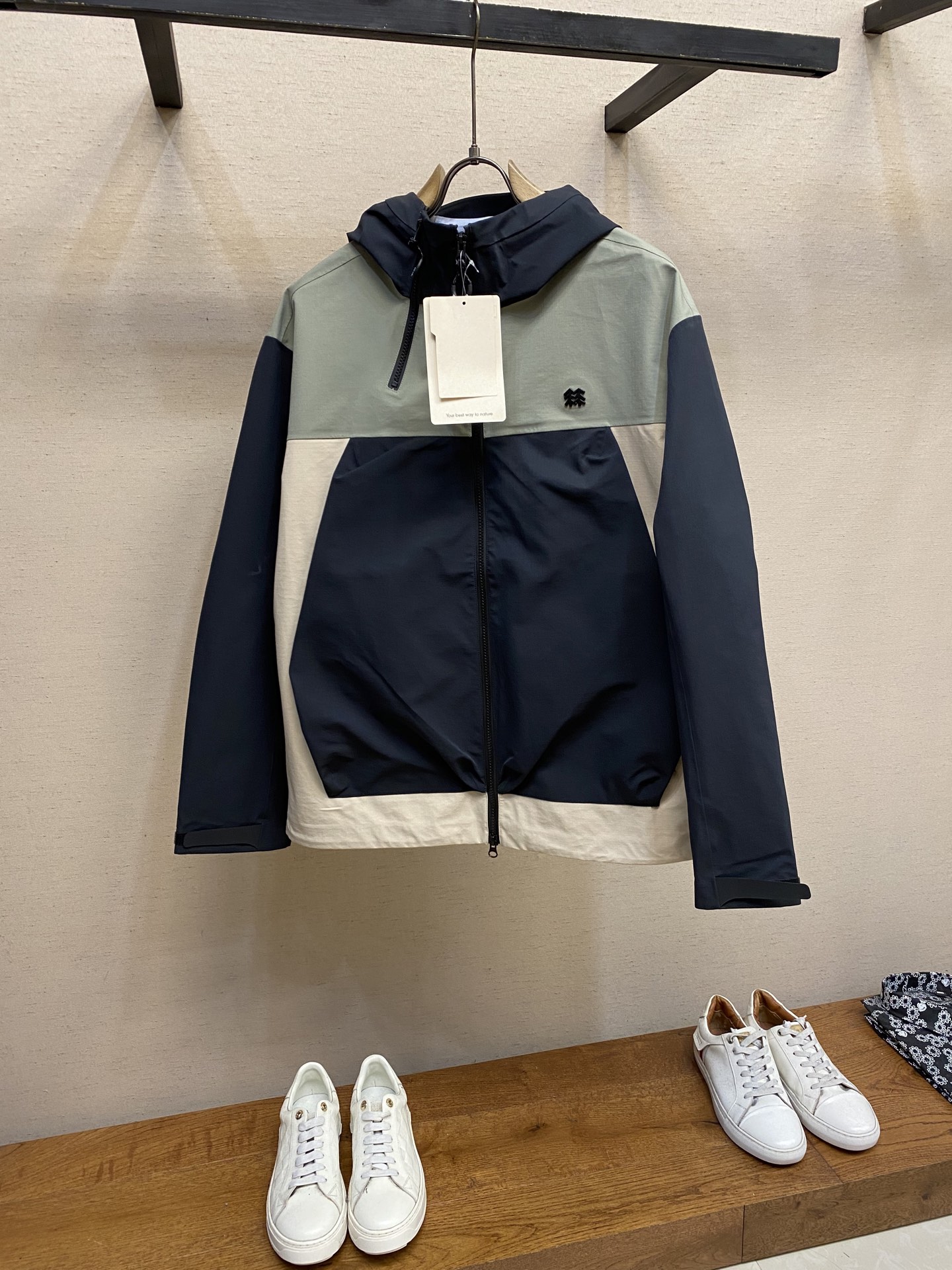 NO:565590,Kolon clone autumn new outdoor soft shell jacket 3D three-dimensional silicone Logo classic soft shell outdoor windproof and water-repellent soft shell. Professional-grade outdoor hooded jacket jacket. Polar waterproof jacket  It belongs to the wizard level of clones. Wear-resistant and highly windproof outer layer. The fabric can withstand rain and moisture wicking. Moisture-proof surface fabric. Breathable and wear-resistant. Windproof. DWR treatment (durable waterproof) can condense water droplets on the fabric. Three-dimensional shaping, more fit and comfort. Spliced non-stretch armpit gussets at the elbows. Adjustable hem drawstring, two hidden zipper chest pockets, free movement!  Adjustable Velcro cuff tags, laminated chin windshield, and integrated helmet-compatible hood. It adopts a slanted access control design and a magnetic buckle lock that is simple and stylish. The parts are designed to be streamlined and used, and the upper body effect is excellent!  Size S-2xl,,jackets & coats,jackets & coats,hats,alexander wang19860909Kolon克隆秋季新款户外软壳冲锋衣 3D立体硅胶Logo经典软壳户外防风防泼水软壳 .专业级户外连帽冲锋衣夹克外套.极地防水冲锋衣 属于克隆的向导级别.耐磨而高度防风的外层.面料能抵挡雨水.并且吸湿排汗.防湿表层面料.透气耐磨.防风.DWR处理（持久防水）能凝结面料水珠.立体整形,更合身舒适.拼接手肘无拉伸腋下插角布.可调下摆抽绳,两个隐藏拉链胸袋,活动自如！可调节Velcro袖口魔术贴标签,层压式下巴防风挡,可兼容头盔的一体化风帽.采用斜门禁设计,磁吸扣锁定简约时尚.部位设计精简使用,上身效果极好！ 尺码S-2xl,,jackets & coats,jackets & coats,hats,alexander wang,Men's clothing