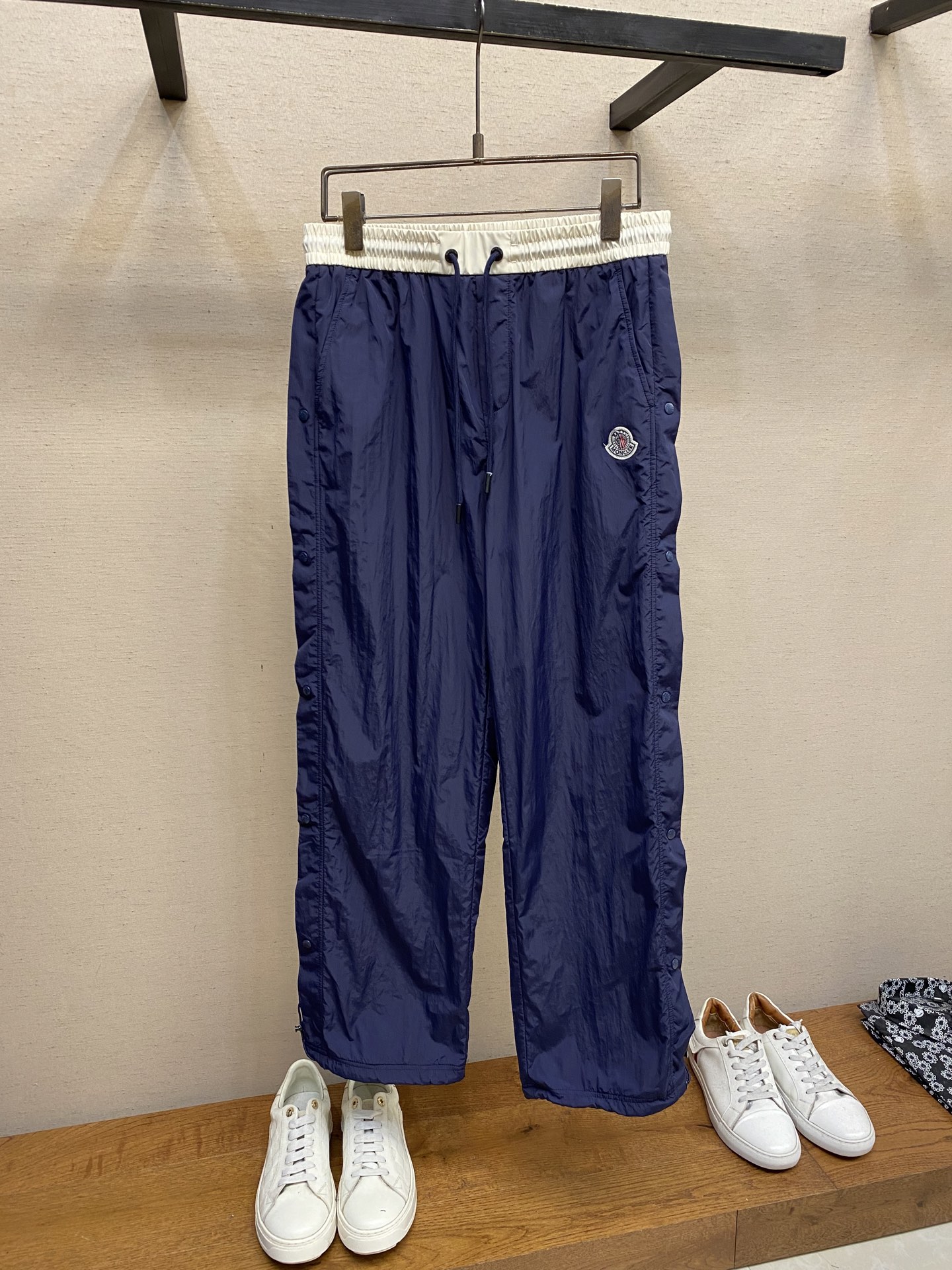NO:565548,The blue drawstring elastic waist wide-leg pants originally produced by Moncler are classic blue, with a refreshing feel, and can be easily adapted to various styles. The drawstring elastic waist design is very considerate and can be adjusted freely to fit different waistlines. It is also very convenient to put on and take off. The wide-leg version is amazing. It not only modifies the shape of the legs, but also makes the legs look longer. It makes you walk with wind, making you look casual and free.  The details are full of texture, from the exquisite stitching to the unique brand logo, all demonstrating the consistent high quality of Meng Mou. Whether paired with a simple T-shirt to create a casual daily style, or paired with a shirt to create a light and sophisticated atmosphere, it can be easily held in place and add a lot of points to your look. It is a treasured item to wear ~ Sizes XS-L, Moncler, shirts, tees, t-shirt, alexander wang19860909Moncler、原厂出品的蓝色抽绳松紧腰阔腿裤 经典蓝色系,自带清爽感,轻松适配各种风格穿搭.抽绳松紧腰设计超贴心,能自由调节,贴合不同腰围,穿脱也超方便.阔腿版型太赞了,不仅能修饰腿型,还很显腿长,走路带风,尽显随性洒脱. 细节处更是满满质感,从精致的缝线到独特的品牌标识,都彰显着蒙口一贯的高品质.无论是搭配简约T恤打造休闲日常风,还是搭配衬衫营造轻熟氛围感,它都能轻松hold住,为你的造型加分不少,妥妥的穿搭宝藏单品～ 尺码XS-L,,Moncler,shirts,tees，t-shirt,alexander wang,Men's clothing