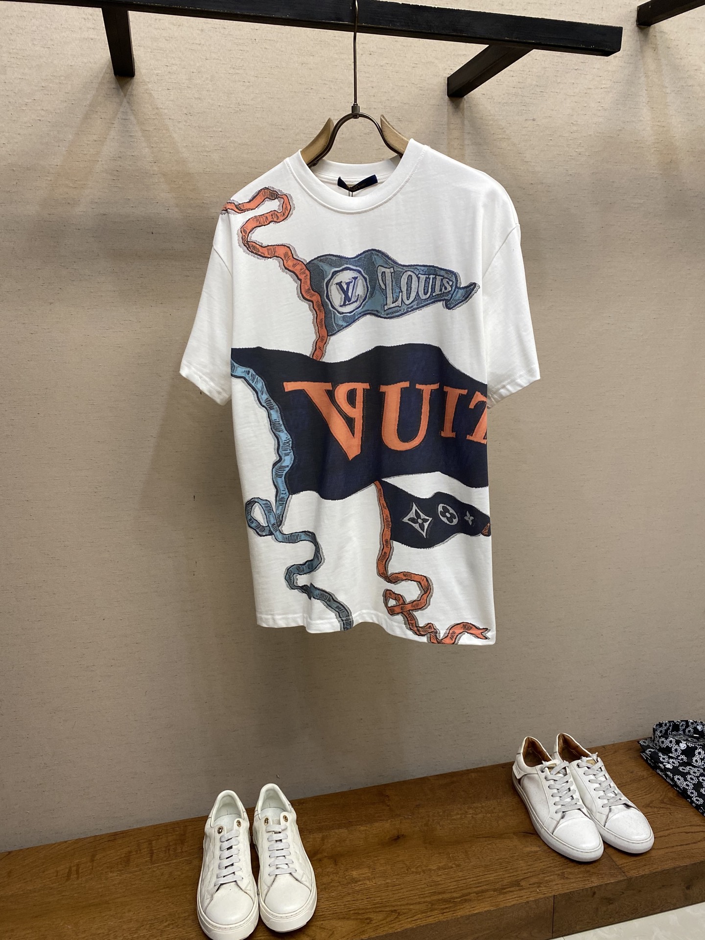 NO:565584,The 1v25ss graffiti short-sleeved cotton jersey T-shirt is carefully crafted with hooked embroidery techniques and is an easy-to-wear piece to pair with a coat in autumn and winter. It borrows from Pharrell and Nigo's collaboration in the 2025 autumn and winter series and is decorated with playful logo letters on the front. The LV logo is embroidered on the back to complete this exquisite piece. The signature letters are embroidered on the front and the ribbed neckline is decorated with signature embroidery on the back.  Size S-XL,,louis vuitton,jackets & coats,T-shirt,tees,t-shirt,alexander wang198609091v25ss涂鸦短袖 棉质平纹针织T恤采用勾毛刺绣手法精心制作,是秋冬季搭配外套轻松易穿的单品.它借鉴了Pharrell和Nigo在2025秋冬系列中的合作款,正面饰有俏皮的标志字母,.背面则绣有LV标志,为这件精美的单品锦上添花.正面刺绣有标志性字母,罗纹领口背面饰有标志性刺绣 尺码S-XL,,louis vuitton,jackets & coats,T-shirt,tees，t-shirt,alexander wang,Men's clothing
