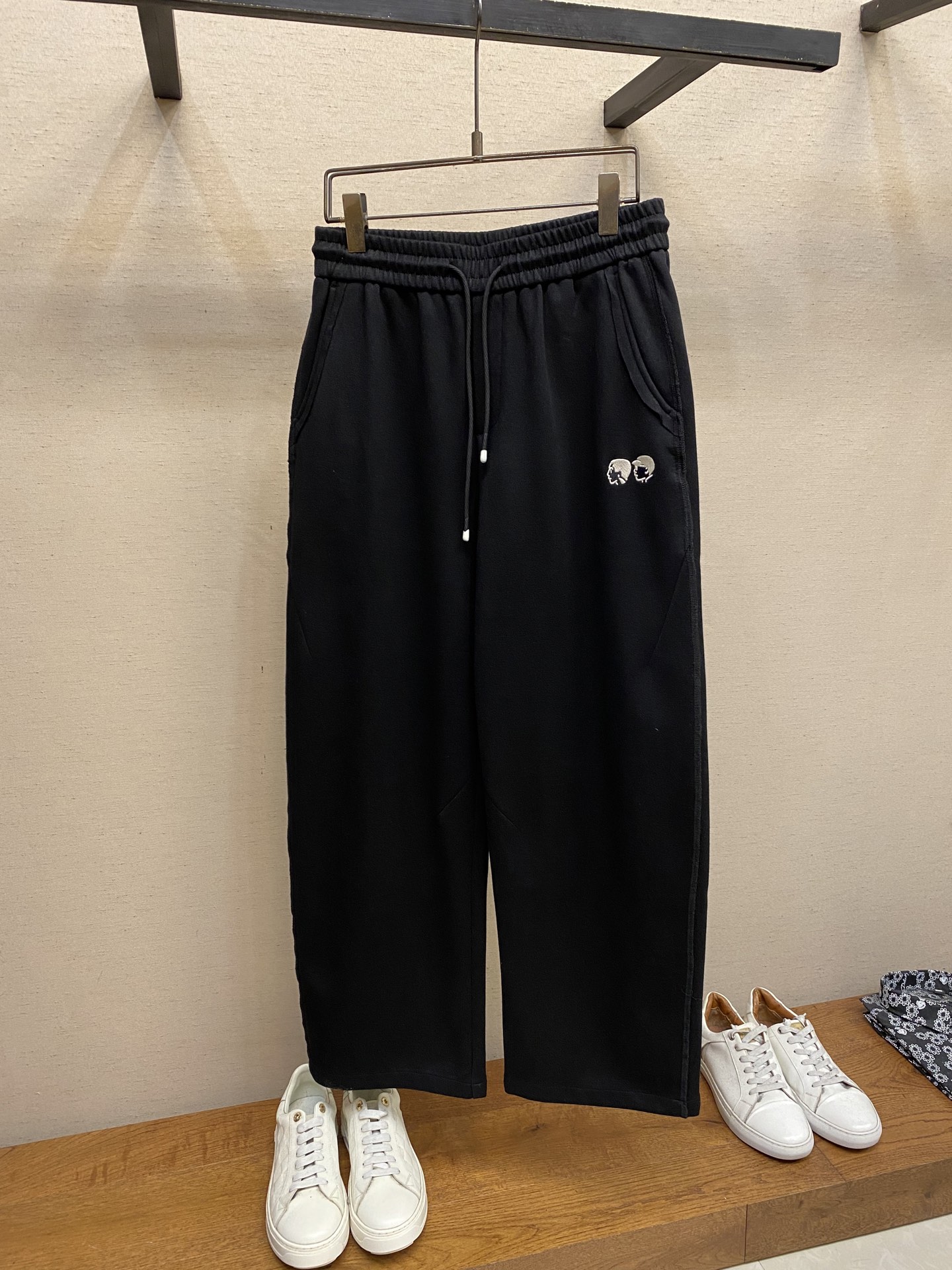 NO:565566,1V, workwear villain high weight knitted cotton wide-leg casual pants. Cool style, texture is king - LV workwear villain high weight wide-leg pants!  When the crisp texture of high-weight fabric meets V's iconic workwear embroidery, these black wide-leg pants become a perfect fusion of street and high-end fashion. The elastic waistband is matched with a textured drawstring, which can be adjusted casually to show a trendy attitude; the three-dimensional cut of the wide-leg version modifies the shape of the legs and is full of a lazy tone.  The embroidery of the workman on the front is exquisite and eye-catching, and the three-dimensional pockets on the back are hidden with ingenious details. Every design interprets the 'high-end casual' dressing philosophy. Whether it is paired with a trendy sweater to create a street style, or it is paired with a simple shirt for a yuppie feel, it can hold the audience with its super texture. Sizes XS-L, Louis Vuitton, hoodie, sweatshirts, shirts, alexander wang198609091V,工装小人高克重针织棉阔腿裤休闲裤 潮酷型格,质感为王——LV工装小人高克重阔腿裤！ 当高克重面料的挺括质感邂逅V标志性工装小人刺绣,这条黑色阔腿裤便成了街头与高端时尚的完美融合体.松紧腰头搭配质感抽绳,随性调节间尽显潮人态度；立体剪裁的阔腿版型,修饰腿型的同时又满是慵懒腔调. 正面工装小人刺绣精致吸睛,背面立体口袋暗藏细节巧思,每一处设计都在诠释“高级休闲”的穿搭哲学.无论是搭配潮牌卫衣打造街头风,还是与简约衬衫碰撞雅痞感,它都能以超强质感hold住全场. 尺码XS-L,,louis vuitton,hoodie,sweatshirts,shirts,alexander wang,Men's clothing