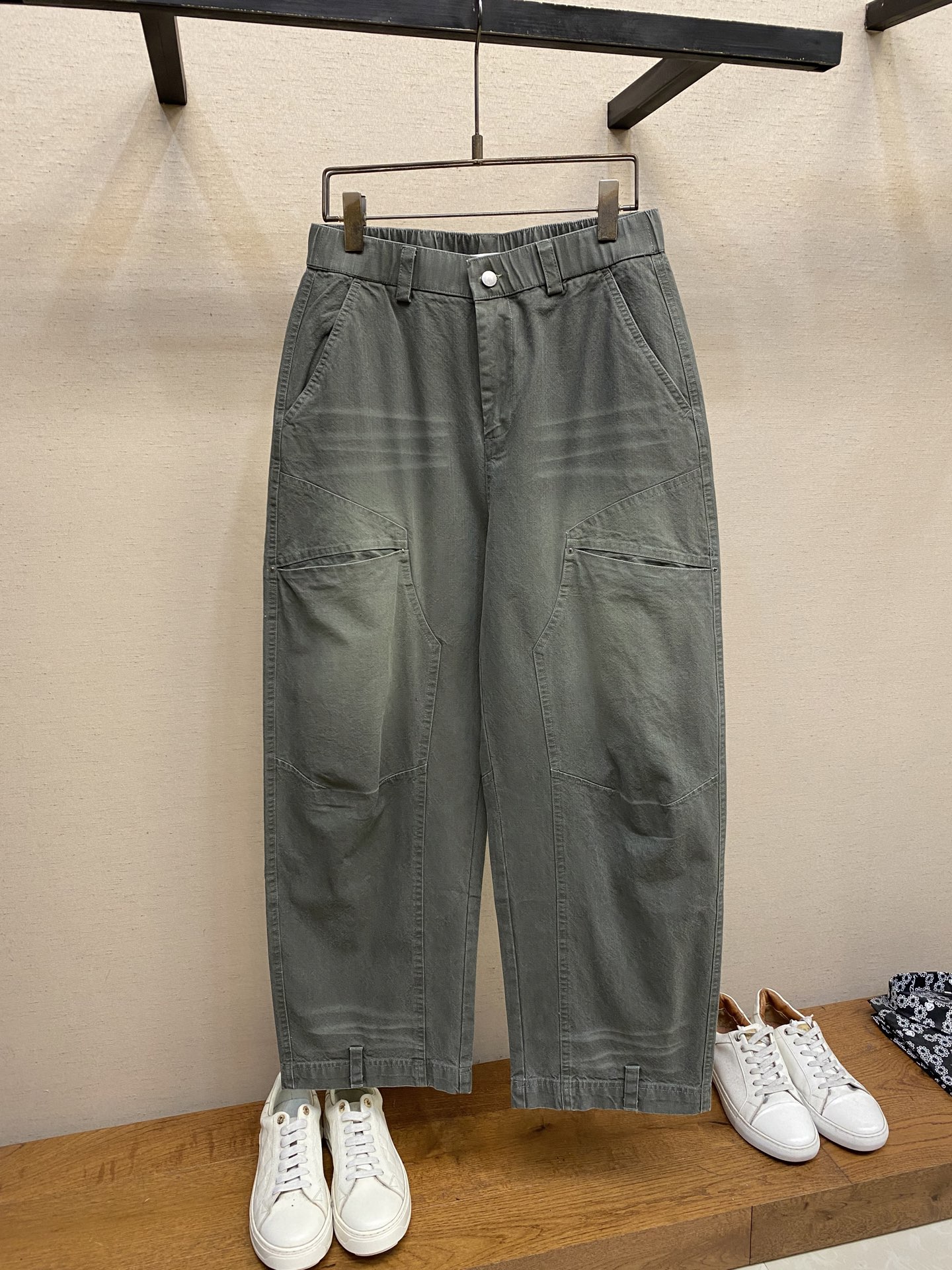 NO:565560,MM6 camouflage work pocket pants are a pioneering fusion of deconstruction and workwear aesthetics. When Maison Mar**la’s deconstruction gene meets the hard-core accent of workwear style, these camouflage work pocket pants use a pioneering design to reshape the artistic sense of daily wear.  The gray-tone camouflage texture is low-key and full of details, and the wide silhouette is compatible with multiple styles. Whether it is paired with an avant-garde top to create a show-level look, or it is combined with a simple T-shirt to create a casual trend, it can accurately capture the 'high-end and effortless' dressing philosophy.  The details are full of brand recognition. The multi-dimensional work pockets combine practicality and design. The aged metal buckles and neat stitching outline the exquisite handwork. The skin-friendly texture of the cotton fabric is suitable for all-season wear. The humanized design of the elastic waist allows comfort and style to coexist.   From the street to the show, it breaks the boundaries of style, with Margiela-style deconstructed aesthetics, allowing you to show your unique avant-garde taste in daily wear. Sizes XS-L, masion margiela, masion margiela, tees, t-shirt, alexander wang19860909MM6迷彩工装口袋裤解构主义与工装美学的先锋融合 当Maison Mar**la的解构基因邂逅工装风的硬核腔调,这条迷彩工装口袋裤以先锋设计重塑日常穿搭的艺术感. 灰调迷彩肌理低调又充满细节感,宽大的廓形剪裁兼容多元风格,无论是搭配先锋感上衣打造秀场级造型,还是与简约T恤碰撞出随性潮范,都能精准拿捏“高级不费力”的穿搭哲学. 细节处尽显品牌辨识度多维度工装口袋兼具实用性与设计感,做旧金属扣与利落缝线勾勒出手工感的精致,棉面料的亲肤质感适配全季穿着,松紧腰头的人性化设计让舒适与造型感并存. 从街头到秀场,它打破风格边界,以马吉拉式的解构美学,让你在日常穿搭中也能彰显独树一帜的先锋品味. 尺码XS-L,,masion margiela,masion margiela,tees，t-shirt,alexander wang,Men's clothing