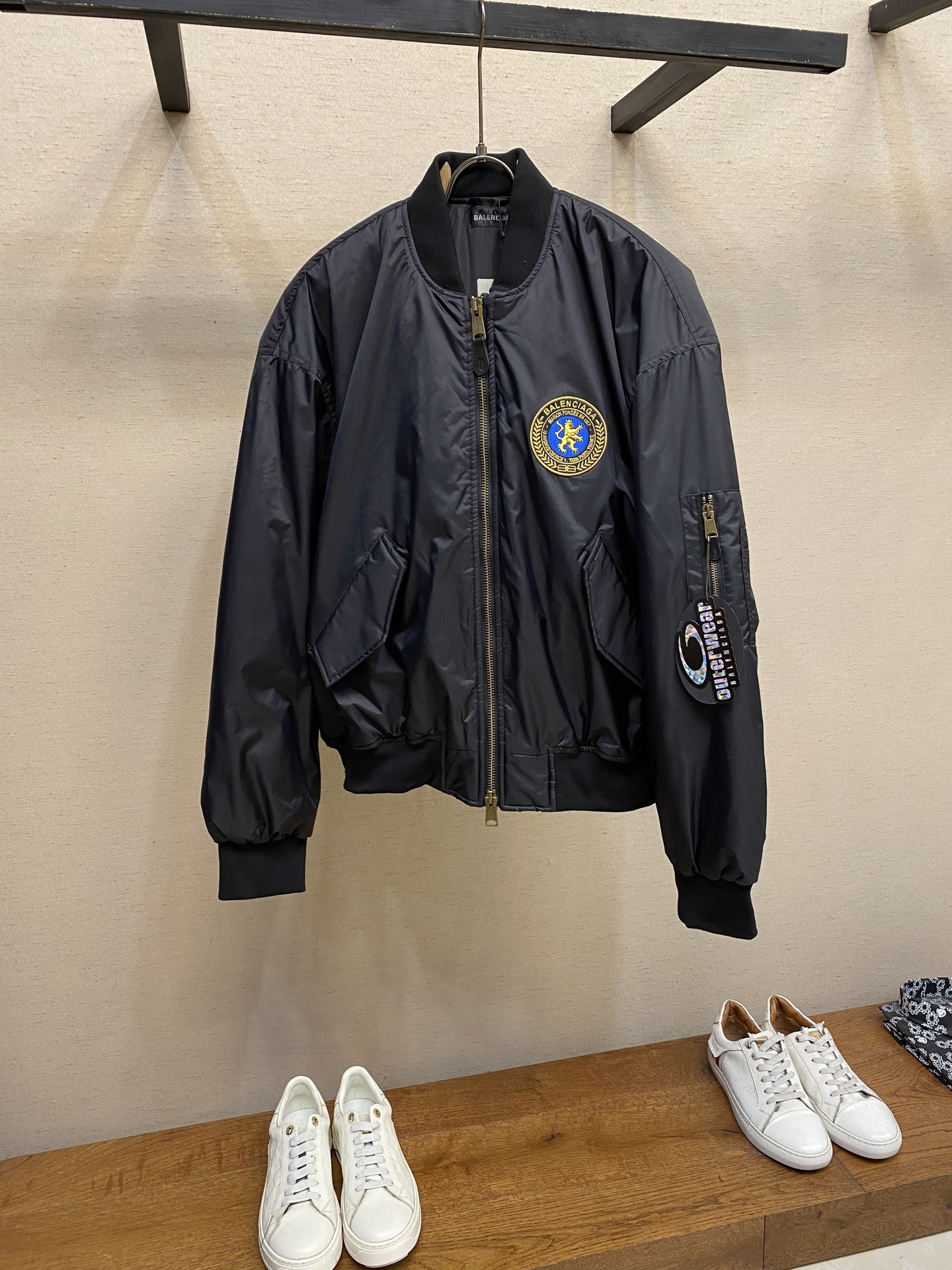 NO:565541,Balenciaga Paris 25FW new autumn and winter bomber large flight cotton jacket, circular embroidered pattern on the chest, custom leather zipper pull details, front snap button flap pockets, loose cut sleeves, pleated effect, knitted rib collar, sleeves and hem, same color lining inside, sizes 42, 44, 46, 48, 50,,balenciaga,jackets & coats,alexander wang19860909Balenciaga 巴黎 25FW秋冬新款bomber大号飞行棉服夹克 前胸圆形刺绣图案章仔,订制皮革拉链头细节 正面按扣翻盖口袋,衣袖做宽松剪裁 褶皱效果 针织罗纹衣领衣袖和下摆,内里同色系里布 尺码42,44,46,48,50,,balenciaga,jackets & coats,alexander wang,Men's clothing