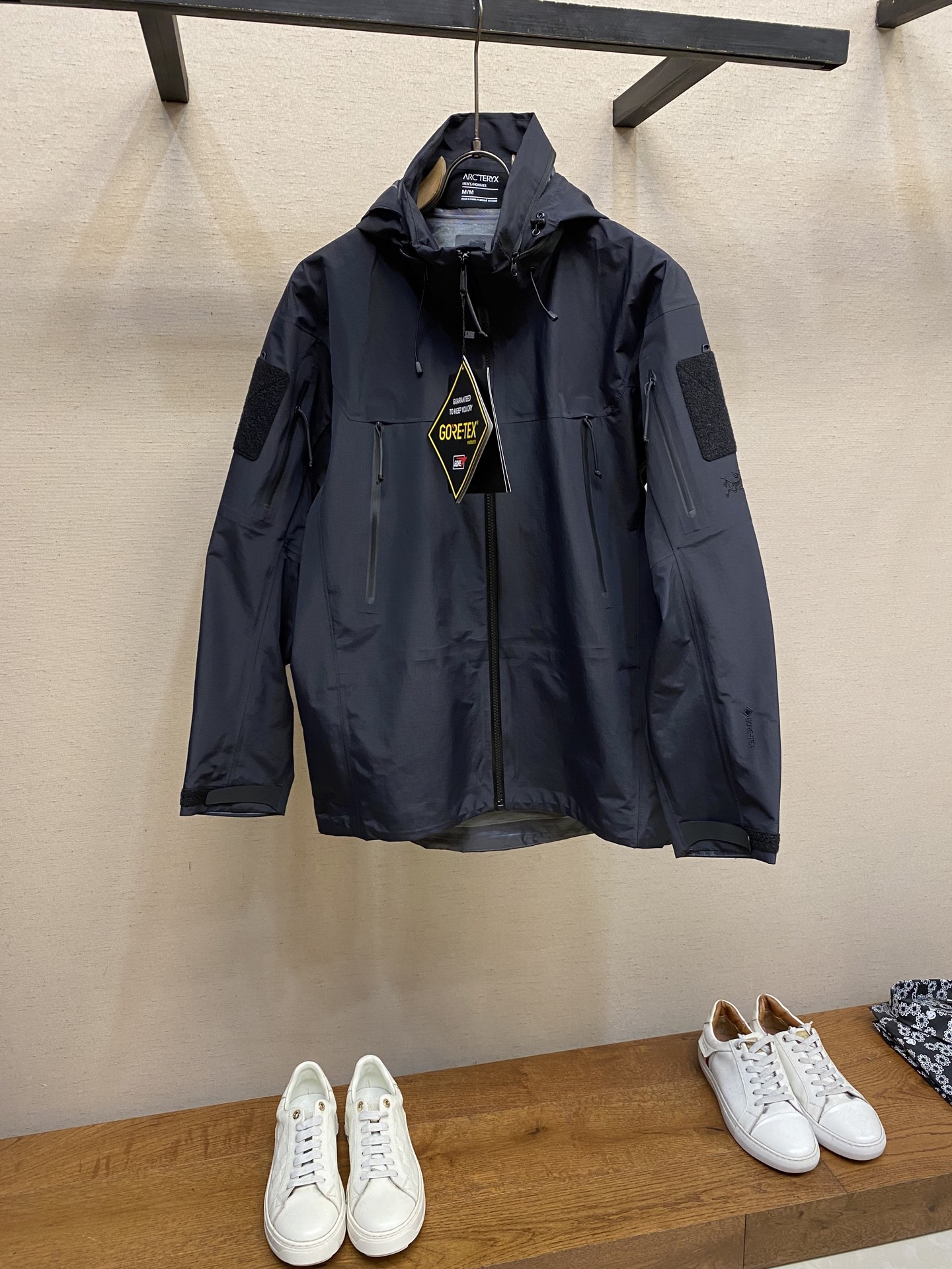 NO:565546,Arctery, Arc'teryx leaf alpha GEN2 military bird jacket, outdoor waterproof hard-shell fully-glued jacket, genuine Gore-Tex windproof, waterproof and warm fabric supplied by customers. The ingredients include gray nylon + high-transparency white film + 20d Tricod (nylon) + DuPont Teflon water-repellent. These materials are analyzed by our fabric analysts using genuine products. Specialized work is left to professionals.  You can’t go wrong!  Most colleagues don’t understand the ingredients of a piece of clothing, so they just brag and make some inaccurate version to deceive customers!  Please see the real photos for all detailed pictures ~ Just zoom in to let you know what top quality is. Welcome to take samples to see the version. Top embroidery, top lamination, top fabrics, top accessories. Maybe the price will dissuade many people, but the quality will keep more people. If you sell one, you will have one more repeat customer. I won't brag about the extra awesome words. Although our shipment is more than a month slower than others, our prices are definitely the most conscientious. The quality of our goods will definitely make you scream with satisfaction!  When you receive the goods, there is a counter nearby. You can wear them directly to compare. Feel free to buy four-digit goods on the market to compare. Is it a mule or a horse? Pull it out and run ~ Color: black, crocodile yellow, soot, military green. Size S-XXL, loro pianaarc'teryx, jackets & coats, jackets & coats, alexander wang19860909Arctery,始祖鸟 leaf alpha GEN2 军鸟冲锋衣 户外防水硬壳全压胶冲锋衣外套夹克 正品客供的Gore-Tex防风防水保暖的面料 成份包括坯布锦纶＋高透白膜＋20d特立可得(锦纶)＋杜邦特氟龙防泼水 这些材质都是咱家面料分析员 用正品分析出来的 专门的事 交给专业的人做 绝对不会错！ 一般同行都不了解一件衣服的成分 就在那瞎吹牛 做点牛头不对马嘴的版本 来忽悠客户！ 所有细节图 请看实拍 ～ 尽管放大看,让你知道什么叫顶级. 欢迎拿样看版. 顶级刺绣,顶级压胶 ,顶级面料,顶级辅料. 也许价格会劝退很多人,但品质会留下更多的人. 卖一件你就多一个回头客 多余的牛逼话 我就不吹了 虽然我们出货比别人慢了一个多月 但是我们的价格绝对是最良心的 我们货的品质 绝对让你满意到尖叫！ 收到货 附近有专柜的 你直接穿着进去对比 随意买市面四位数的货来对比 是骡子是马 拉出来溜溜 ～ 颜色黑色 鳄鱼黄 烟灰 军绿 尺码S-XXL,,loro pianaarc'teryx,jackets & coats,jackets & coats,alexander wang,Men's clothing